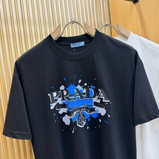 (最大可穿200斤) PRADA普拉达 2026新款短袖T恤!男女同款!走秀图案时尚休闲短袖T恤衫!设 (最大可穿200斤) PRADA普拉达 2026新款短袖T恤!男女同款!走秀图案时尚休闲短袖T恤衫!设