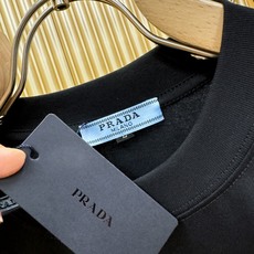 (最大可穿200斤) PRADA普拉达 2026新款短袖T恤!男女同款!走秀图案时尚休闲短袖T恤衫!设 (最大可穿200斤) PRADA普拉达 2026新款短袖T恤!男女同款!走秀图案时尚休闲短袖T恤衫!设