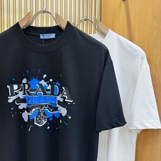 (最大可穿200斤) PRADA普拉达 2026新款短袖T恤!男女同款!走秀图案时尚休闲短袖T恤衫!设 (最大可穿200斤) PRADA普拉达 2026新款短袖T恤!男女同款!走秀图案时尚休闲短袖T恤衫!设
