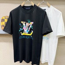 (最大可穿200斤) LV路易威登 2026新款短袖T恤!男女同款!走秀图案时尚休闲短袖T恤衫!设计lo (最大可穿200斤) LV路易威登 2026新款短袖T恤!男女同款!走秀图案时尚休闲短袖T恤衫!设计lo