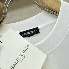 (最大可穿200斤) Balenciaga巴黎世家 2026新款短袖T恤!男女同款!走秀图案时尚休闲短袖 (最大可穿200斤) Balenciaga巴黎世家 2026新款短袖T恤!男女同款!走秀图案时尚休闲短袖