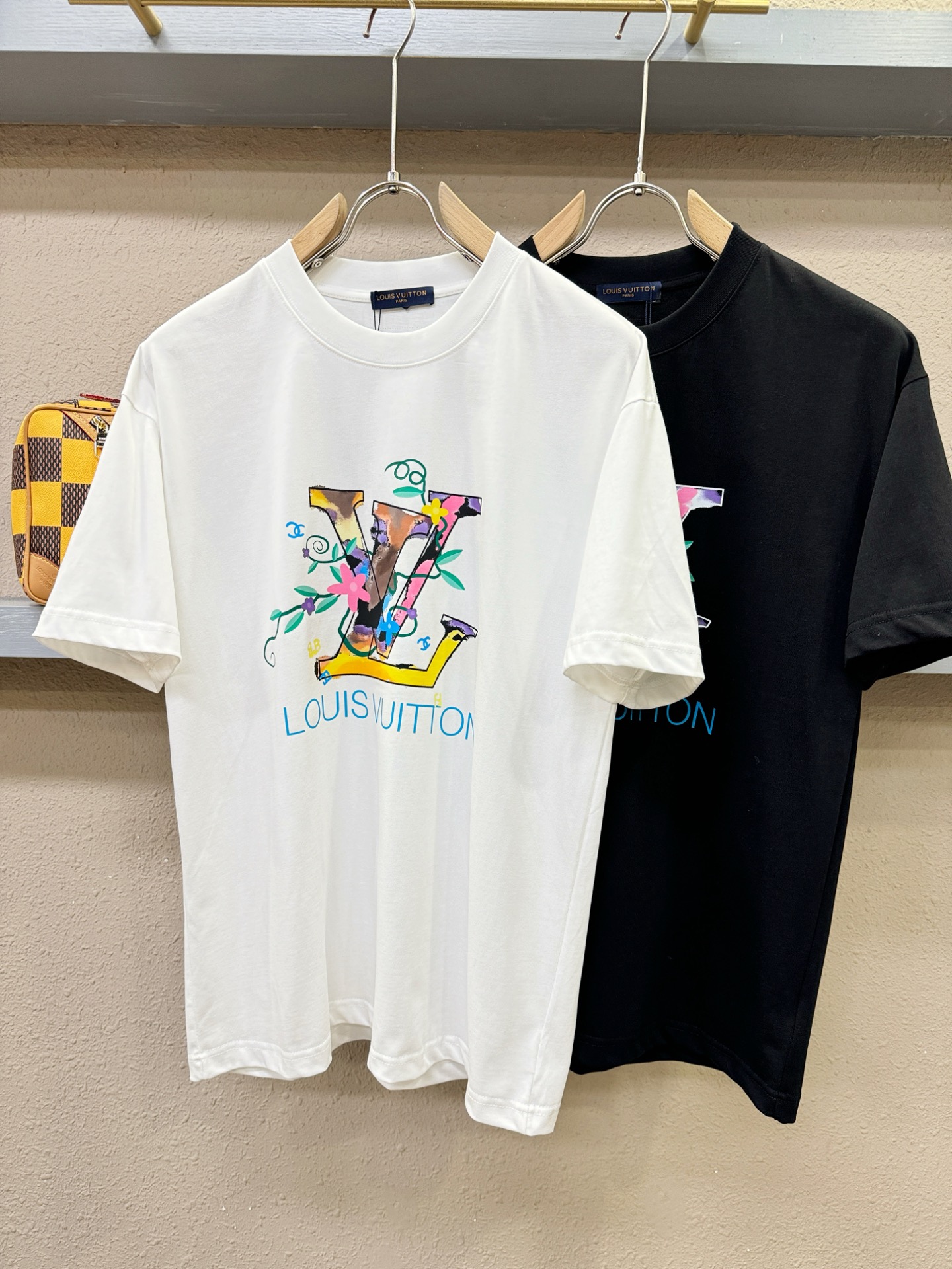 (最大可穿200斤) LV路易威登 2026新款短袖T恤！男女同款！走秀图案时尚休闲短袖T恤衫！设计lo