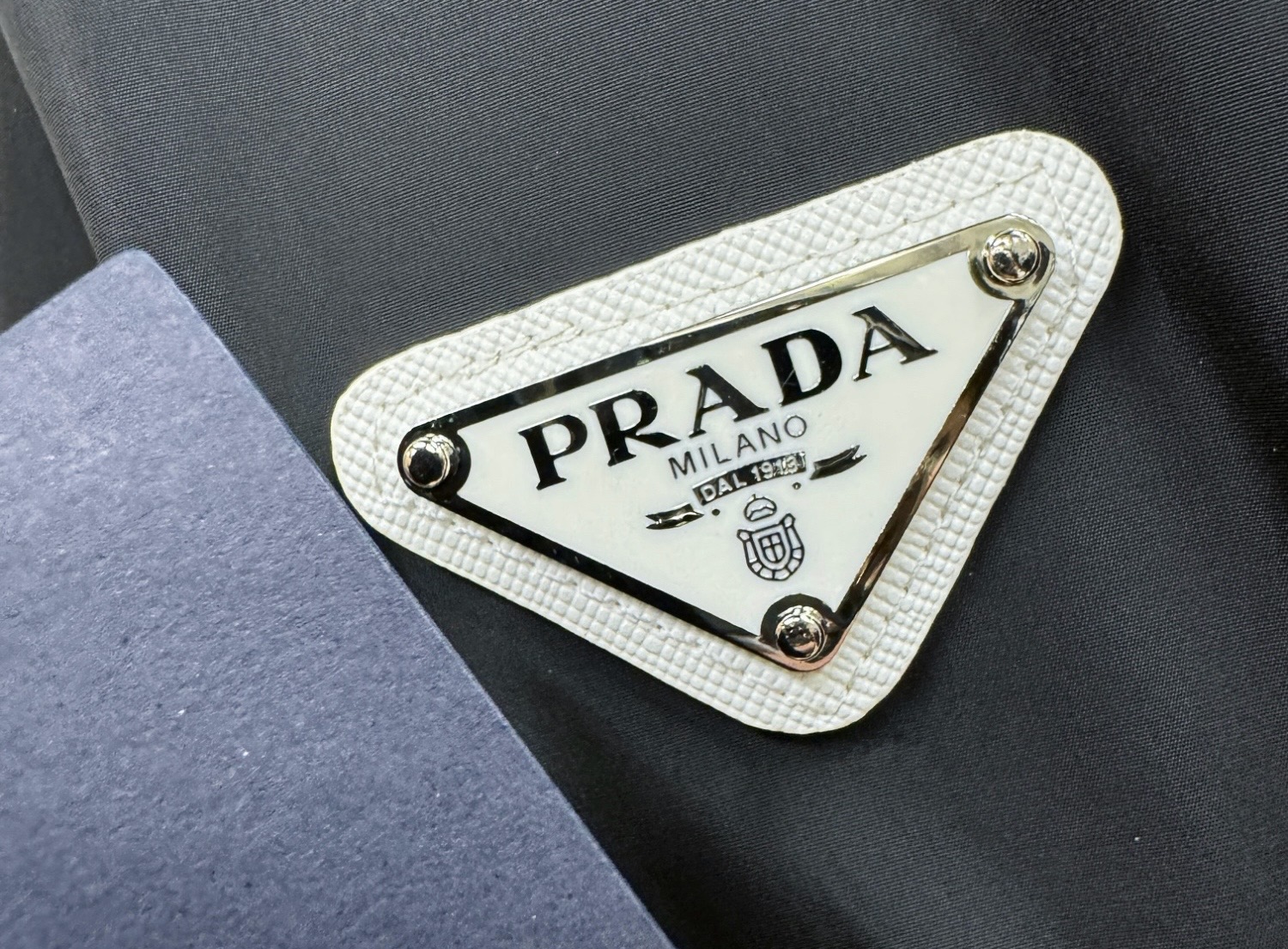 PRADA普拉达 2026新款夹克外套，原单狠货 意大利进口面料时尚夹克外套。欧洲专柜同步，上身更随意大