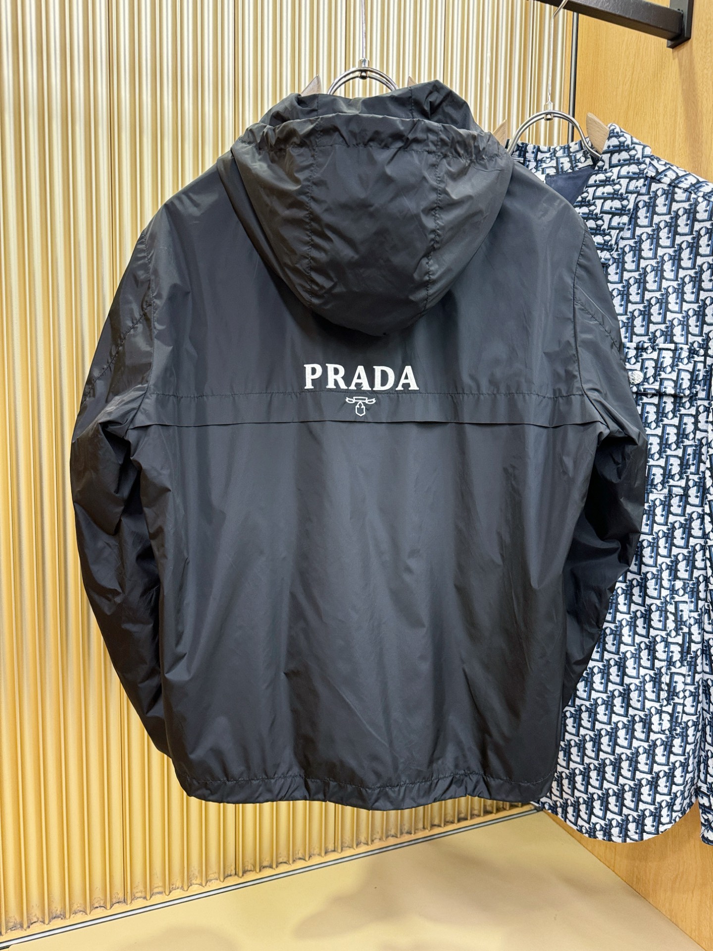 PRADA普拉达 2026新款夹克外套，原单狠货 意大利进口面料时尚夹克外套。欧洲专柜同步，上身更随意大