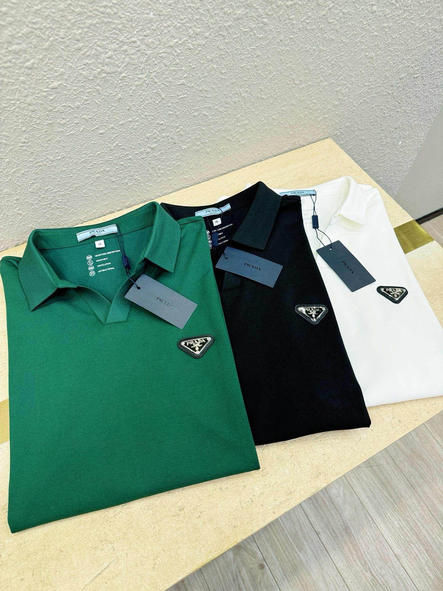 PRADA 普拉达 2026官方春夏新款 专柜同步上市 男士翻领短袖POLO衫，高端主线系列，进口珠地丝光棉面料，质感一