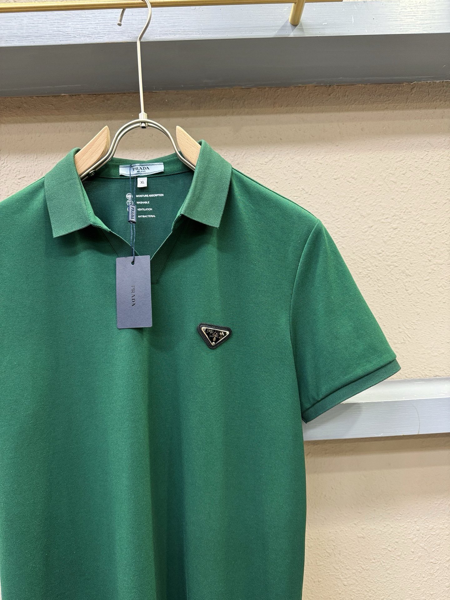 PRADA 普拉达 2026官方春夏新款 专柜同步上市 男士翻领短袖POLO衫，高端主线系列，进口珠地丝光棉面料，质感一