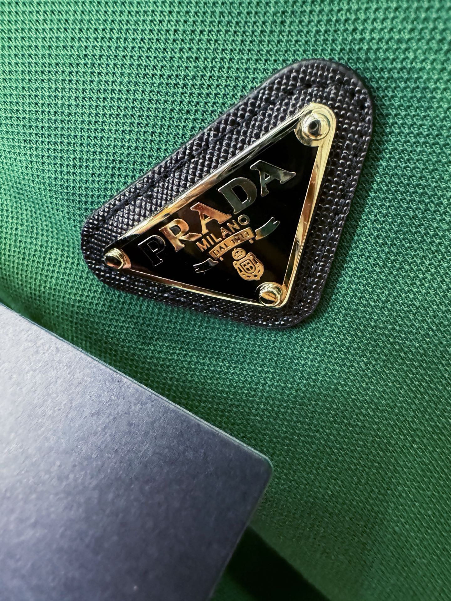 PRADA 普拉达 2026官方春夏新款 专柜同步上市 男士翻领短袖POLO衫，高端主线系列，进口珠地丝光棉面料，质感一