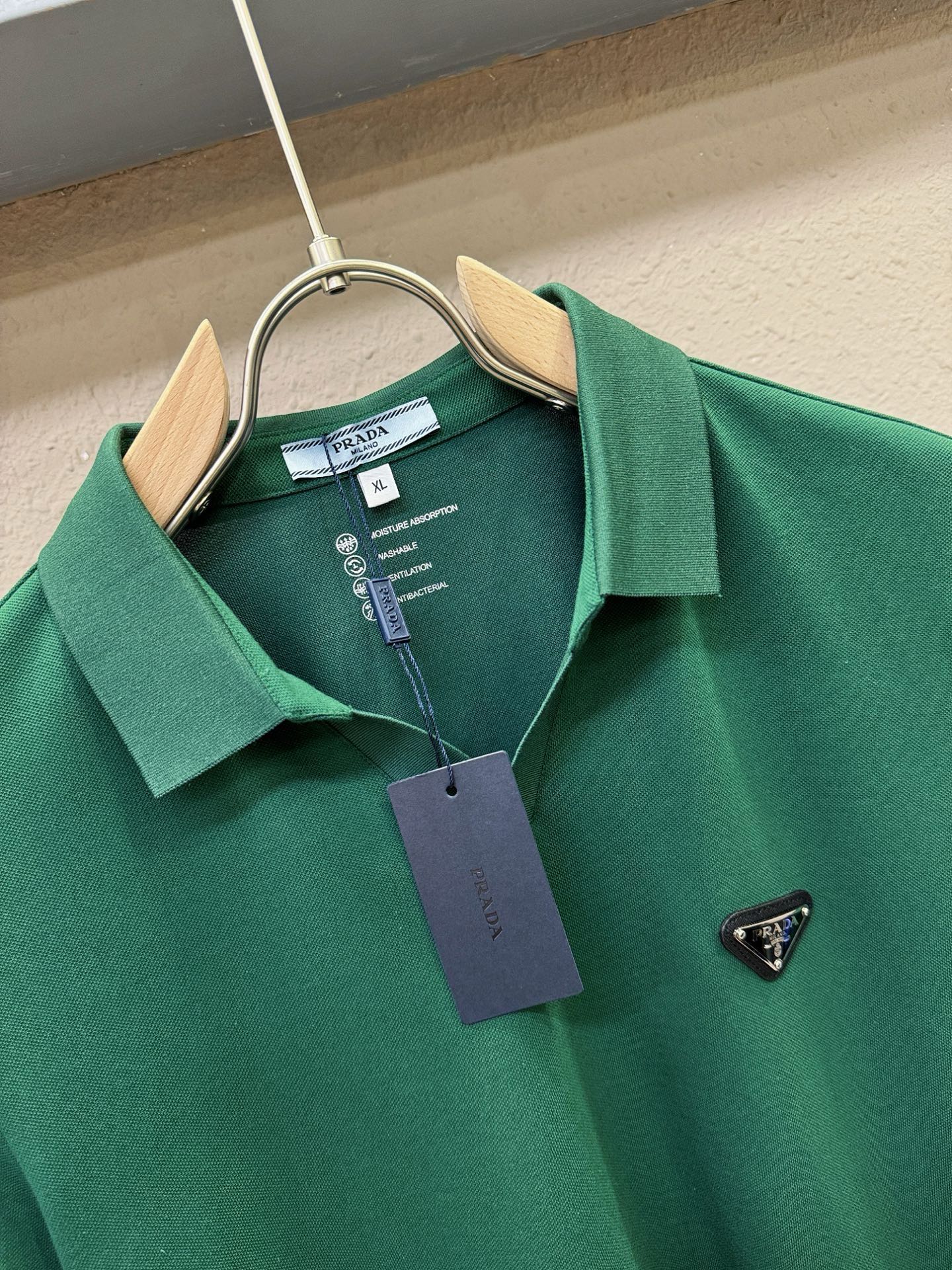 PRADA 普拉达 2026官方春夏新款 专柜同步上市 男士翻领短袖POLO衫，高端主线系列，进口珠地丝光棉面料，质感一