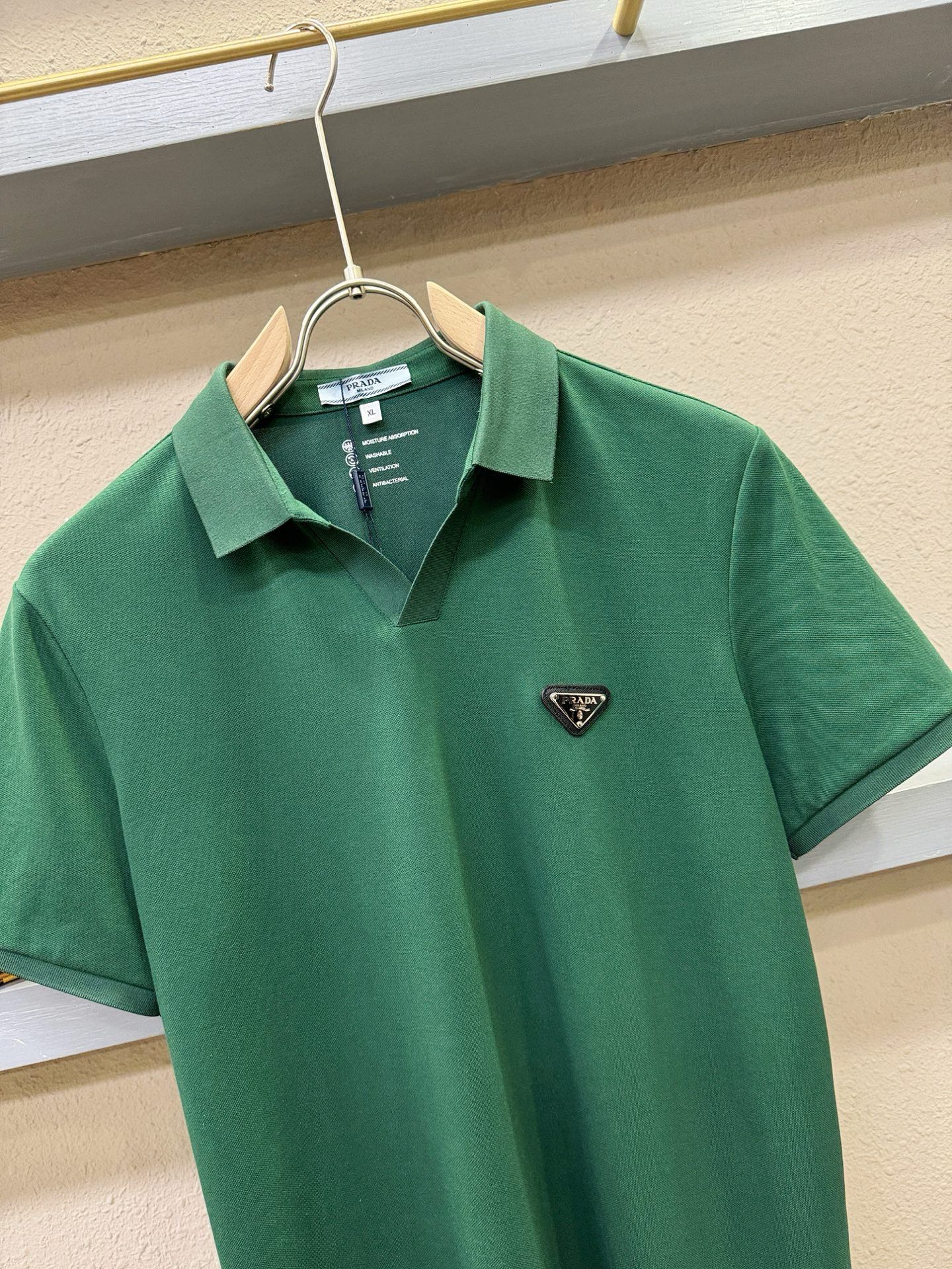 PRADA 普拉达 2026官方春夏新款 专柜同步上市 男士翻领短袖POLO衫，高端主线系列，进口珠地丝光棉面料，质感一