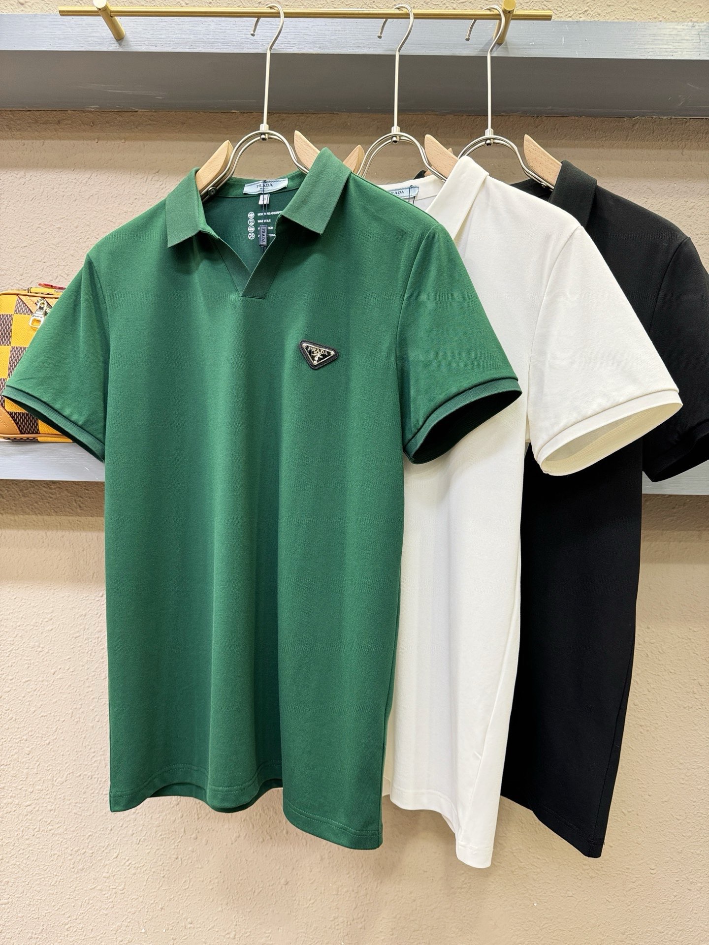 PRADA 普拉达 2026官方春夏新款 专柜同步上市 男士翻领短袖POLO衫，高端主线系列，进口珠地丝光棉面料，质感一