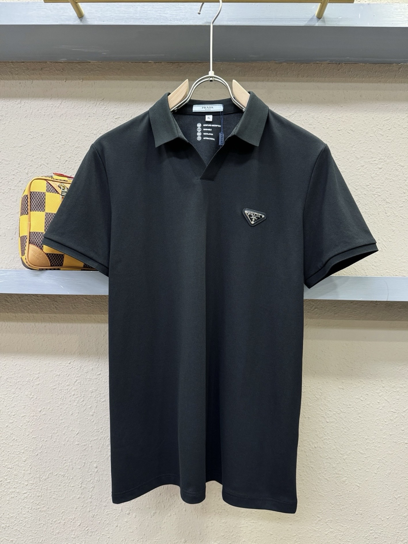 PRADA 普拉达 2026官方春夏新款 专柜同步上市 男士翻领短袖POLO衫，高端主线系列，进口珠地丝光棉面料，质感一