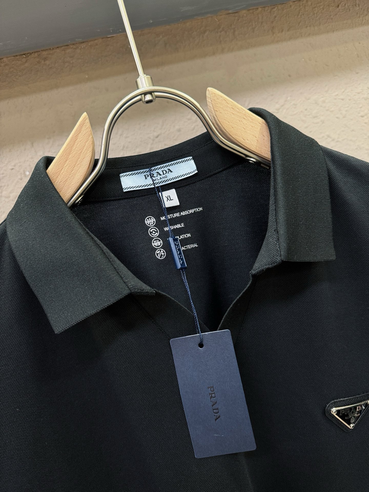 PRADA 普拉达 2026官方春夏新款 专柜同步上市 男士翻领短袖POLO衫，高端主线系列，进口珠地丝光棉面料，质感一