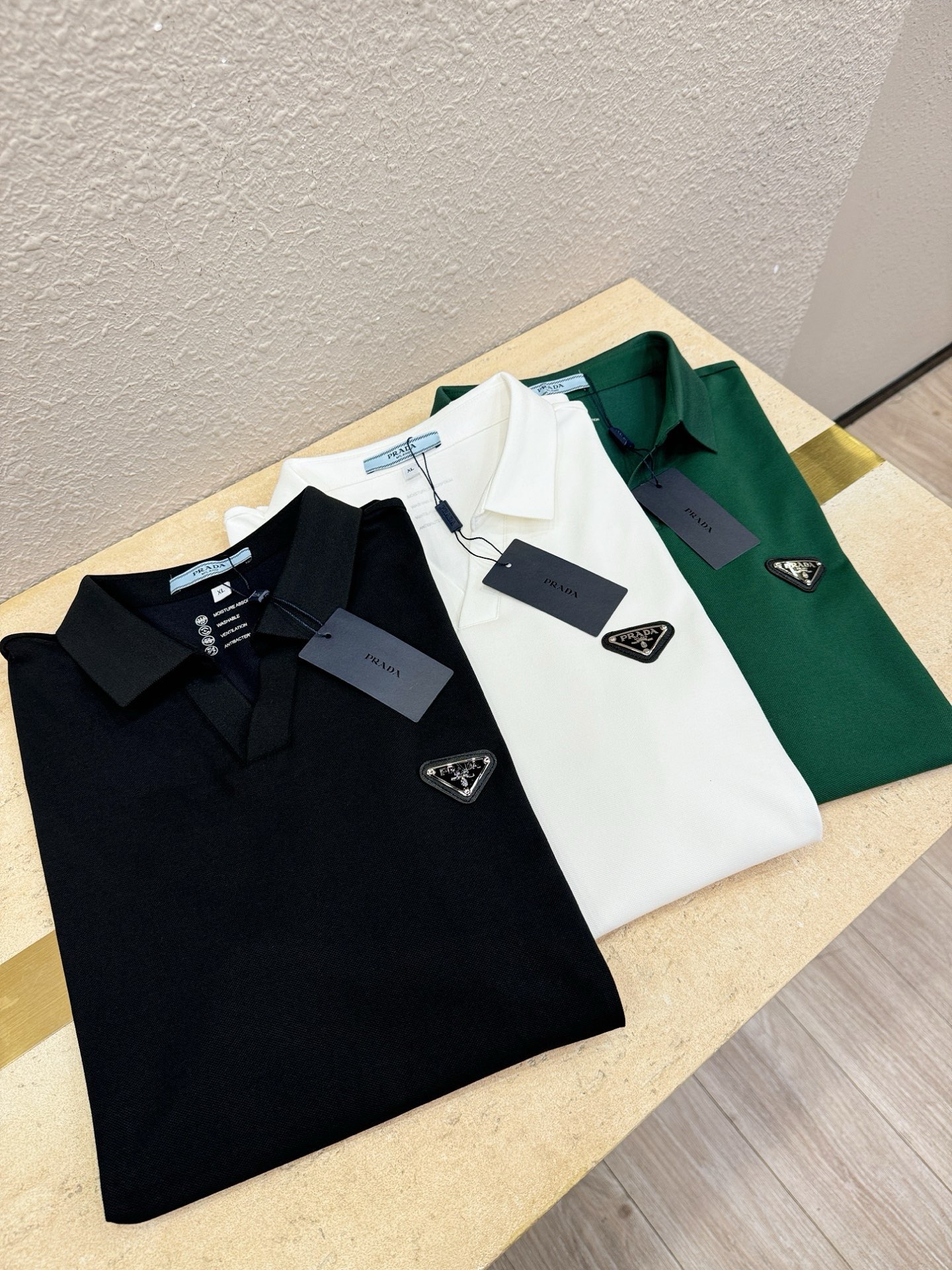 PRADA 普拉达 2026官方春夏新款 专柜同步上市 男士翻领短袖POLO衫，高端主线系列，进口珠地丝光棉面料，质感一