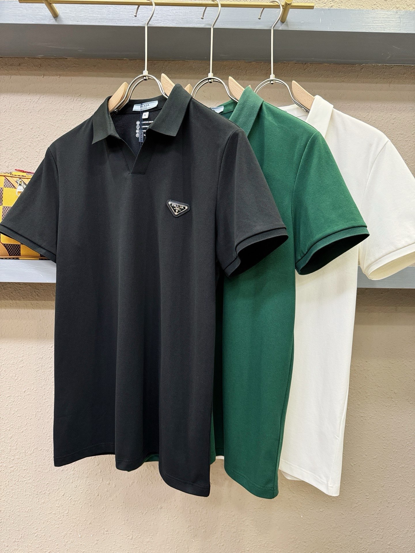 PRADA 普拉达 2026官方春夏新款 专柜同步上市 男士翻领短袖POLO衫，高端主线系列，进口珠地丝光棉面料，质感一