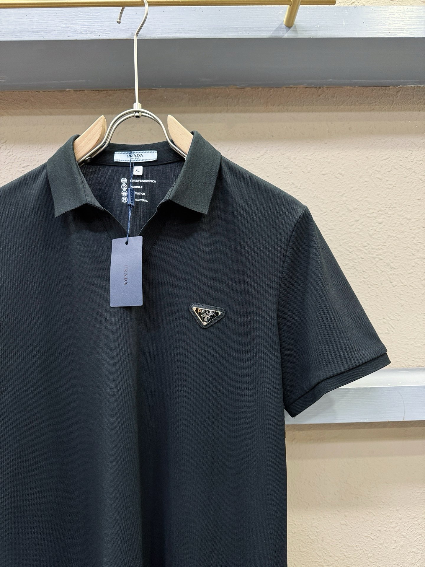 PRADA 普拉达 2026官方春夏新款 专柜同步上市 男士翻领短袖POLO衫，高端主线系列，进口珠地丝光棉面料，质感一