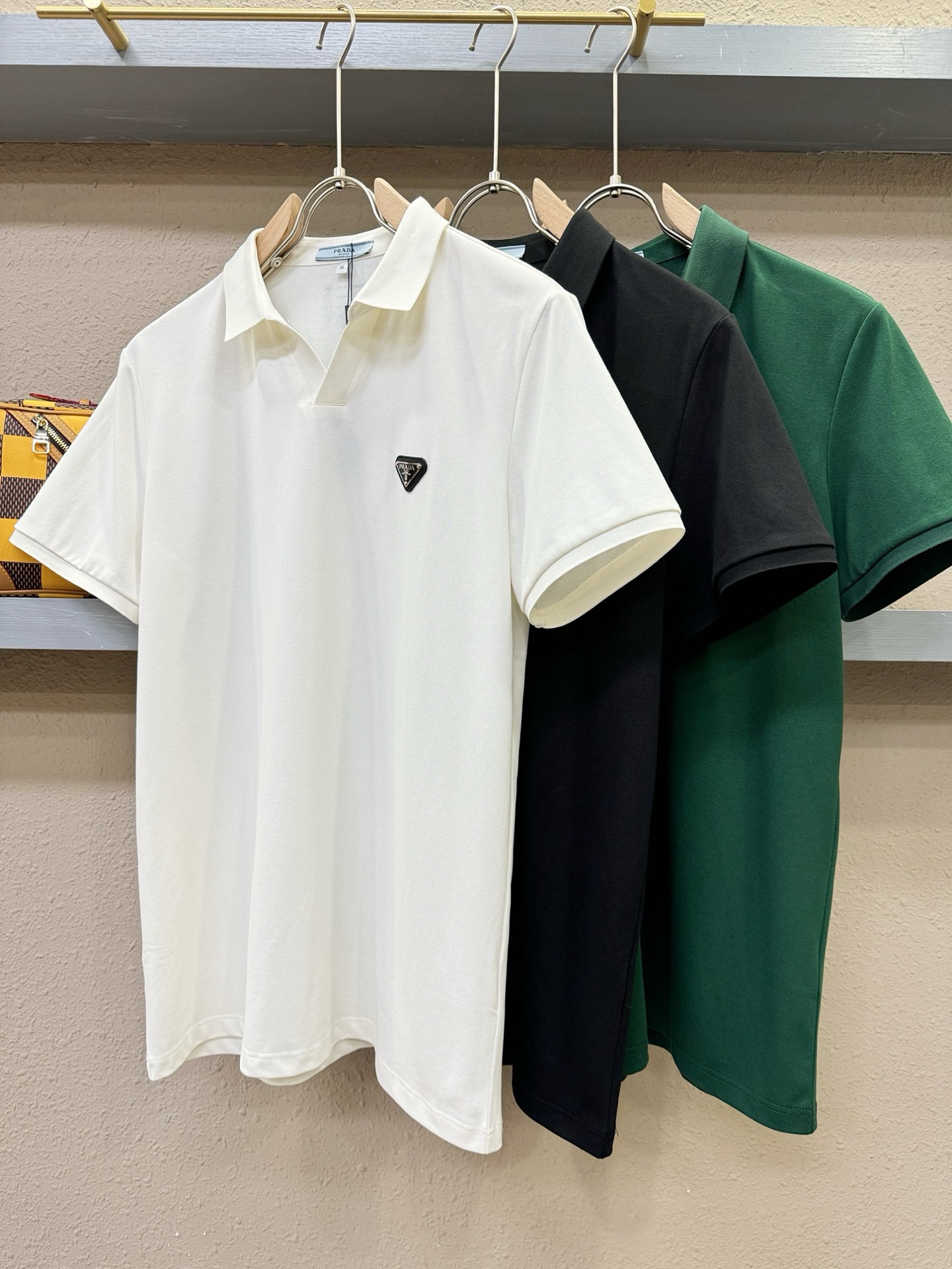 PRADA 普拉达 2026官方春夏新款 专柜同步上市 男士翻领短袖POLO衫，高端主线系列，进口珠地丝光棉面料，质感一