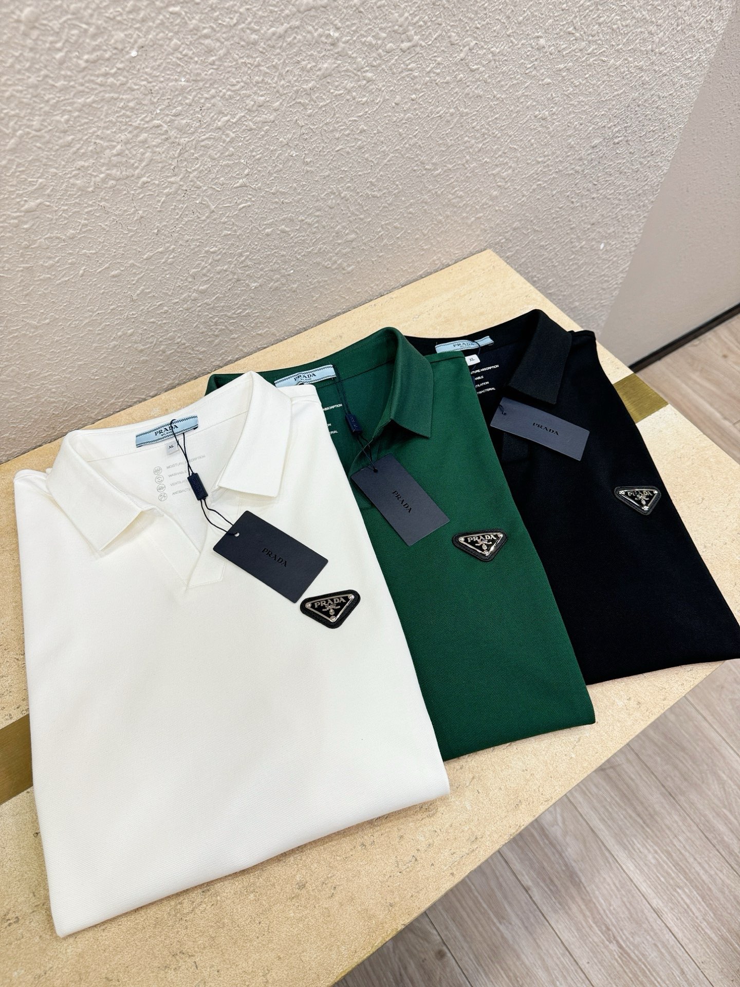PRADA 普拉达 2026官方春夏新款 专柜同步上市 男士翻领短袖POLO衫，高端主线系列，进口珠地丝光棉面料，质感一