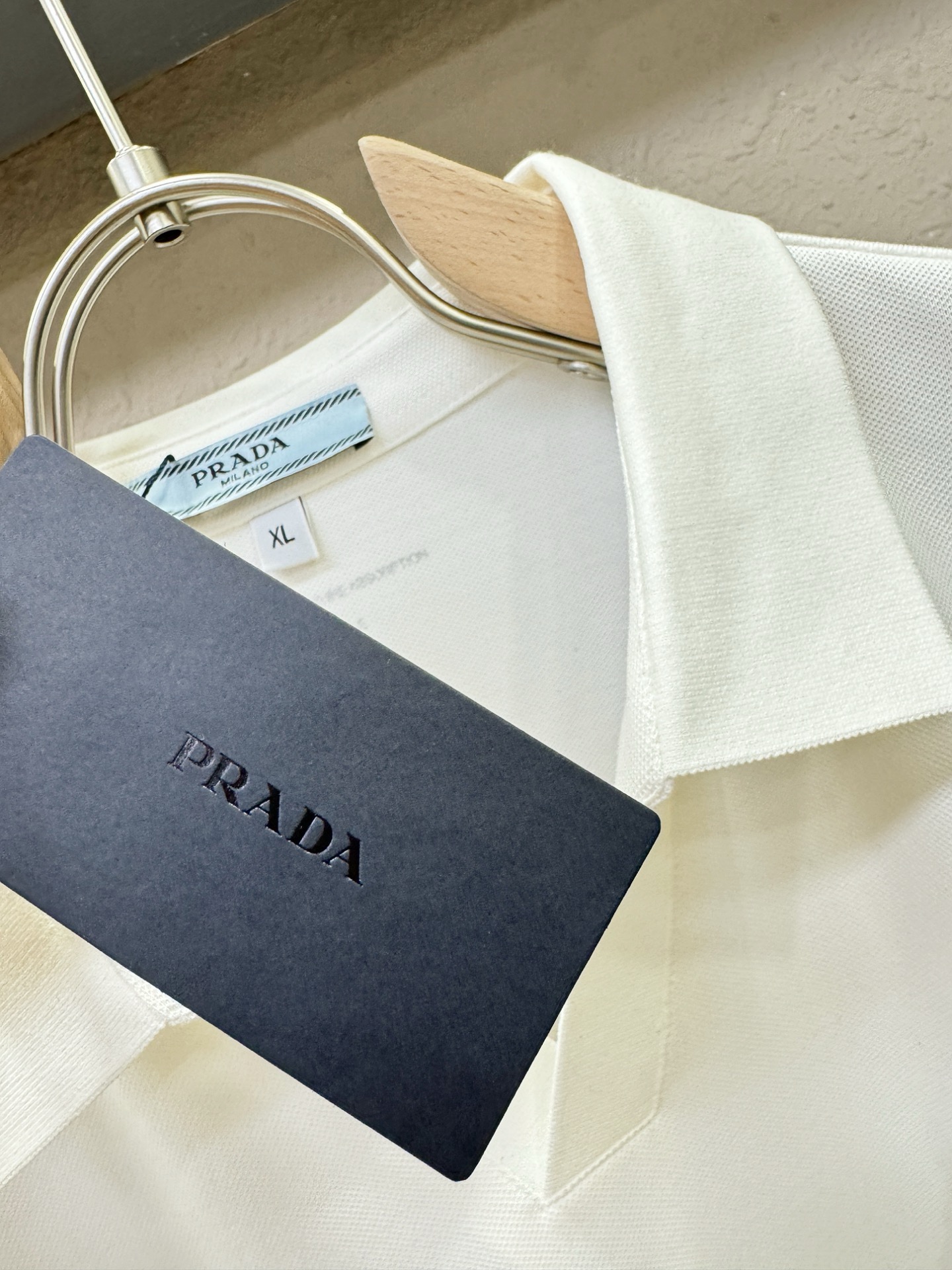 PRADA 普拉达 2026官方春夏新款 专柜同步上市 男士翻领短袖POLO衫，高端主线系列，进口珠地丝光棉面料，质感一