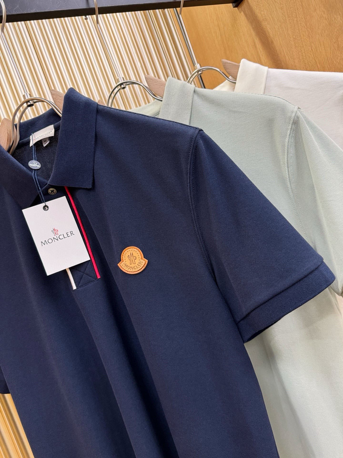 Moncler蒙口 2026春夏新款首发专柜最新款翻领短袖，高端订制 设计前卫时尚！品牌logo重工艺设