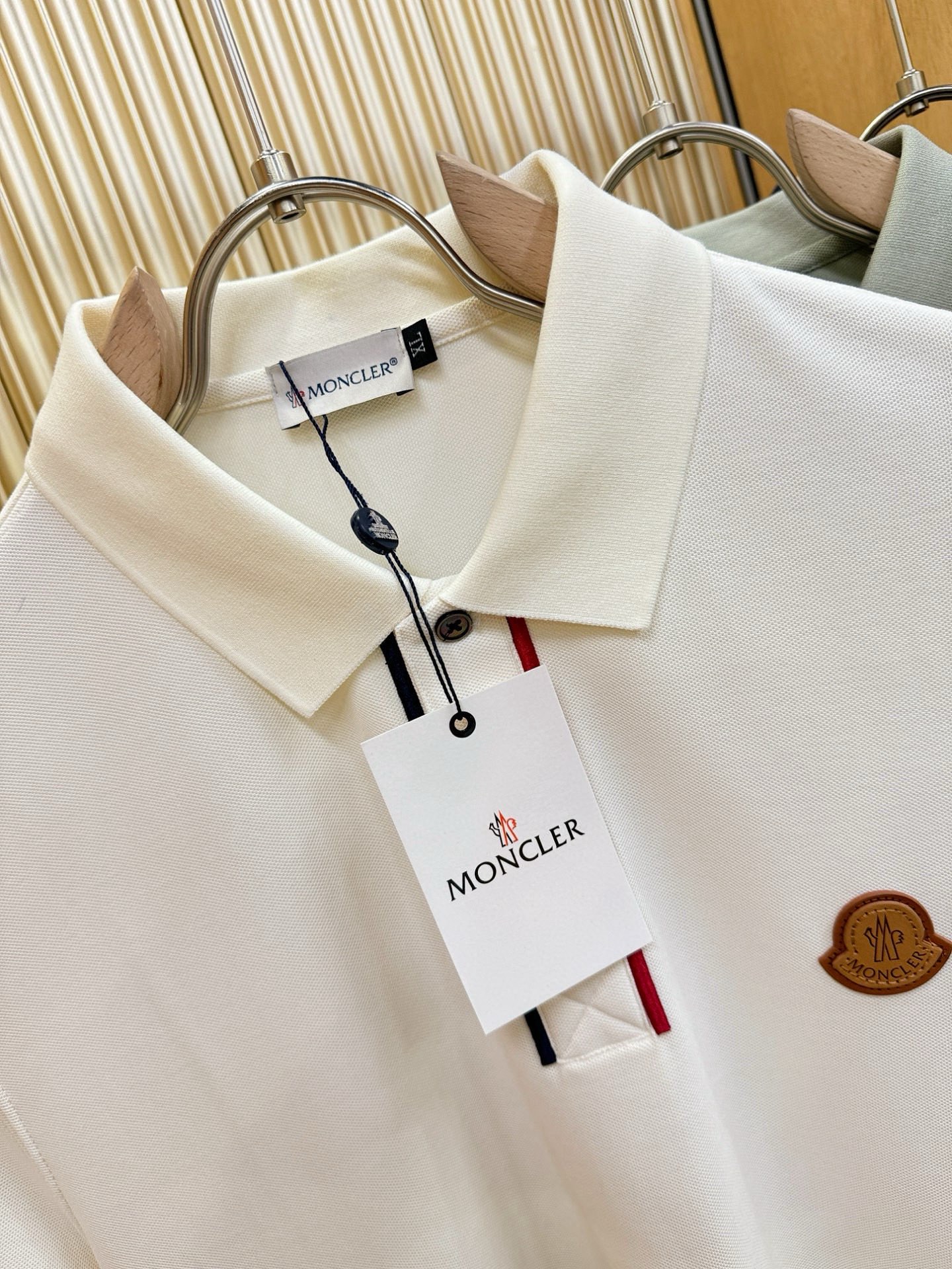 Moncler蒙口 2026春夏新款首发专柜最新款翻领短袖，高端订制 设计前卫时尚！品牌logo重工艺设