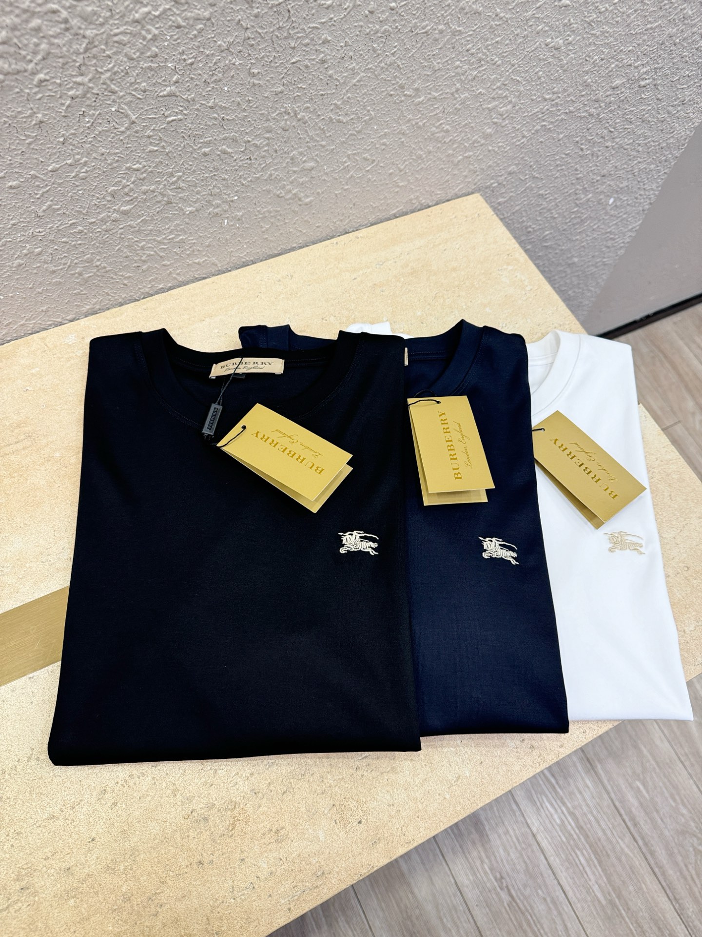 BURBERRY巴宝莉 顶级品质 2026新品短袖！原版定制面料，手感柔软。顶级进口私货，时尚设计潮流短
