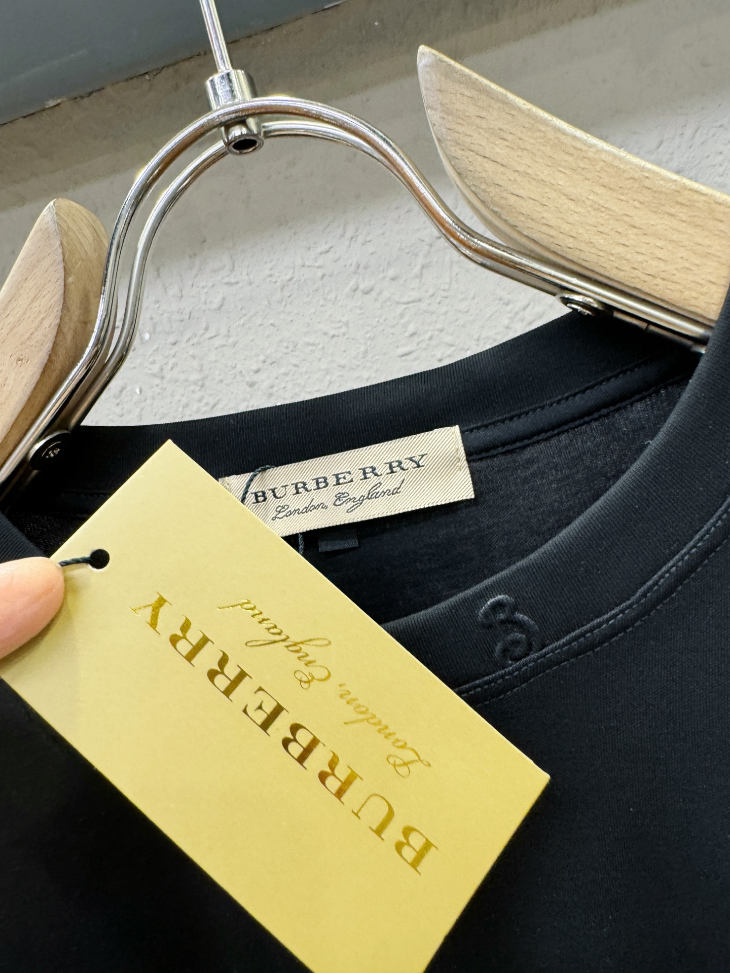 BURBERRY巴宝莉 顶级品质 2026新品短袖！原版定制面料，手感柔软。顶级进口私货，时尚设计潮流短