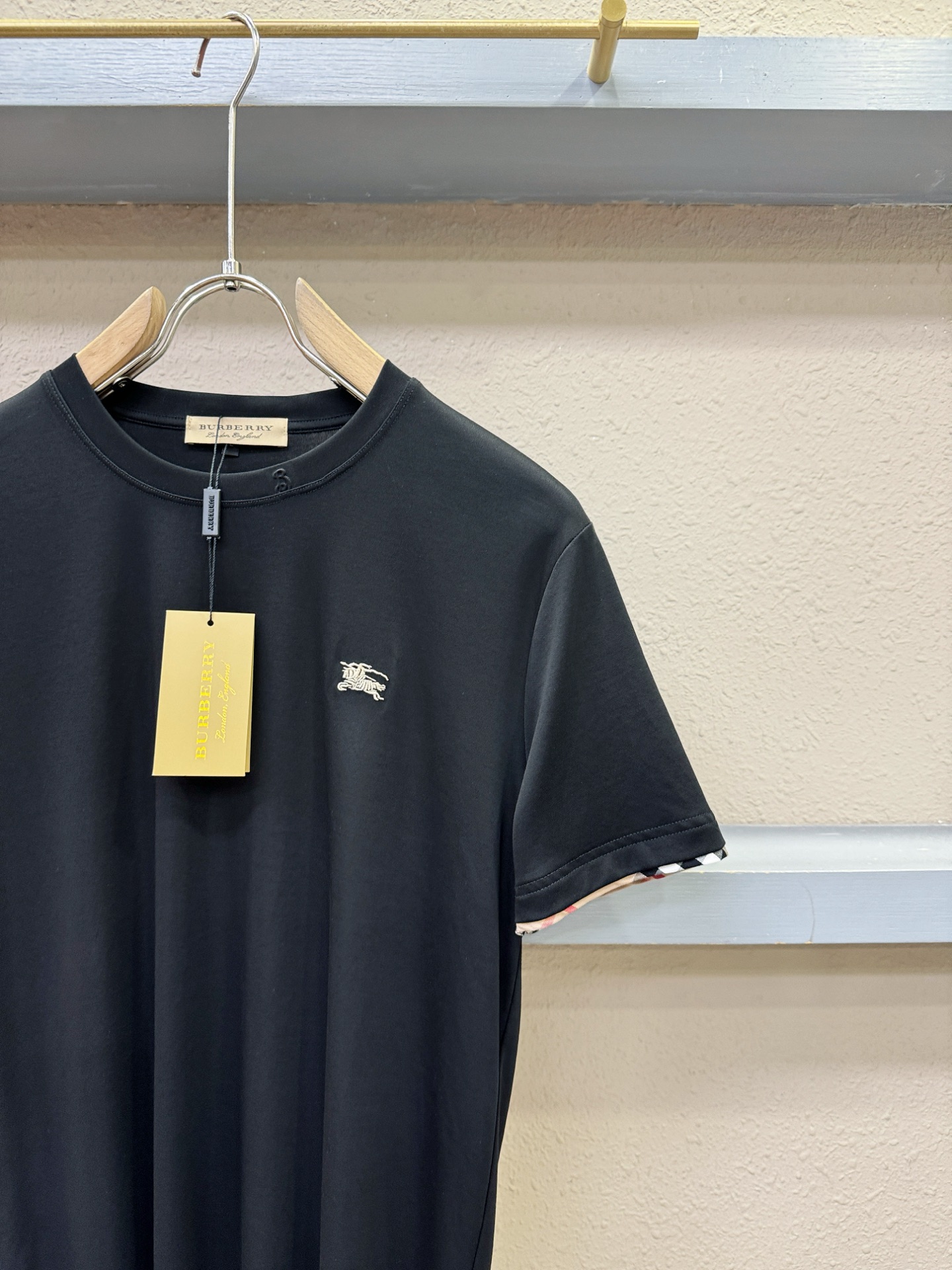 BURBERRY巴宝莉 顶级品质 2026新品短袖！原版定制面料，手感柔软。顶级进口私货，时尚设计潮流短