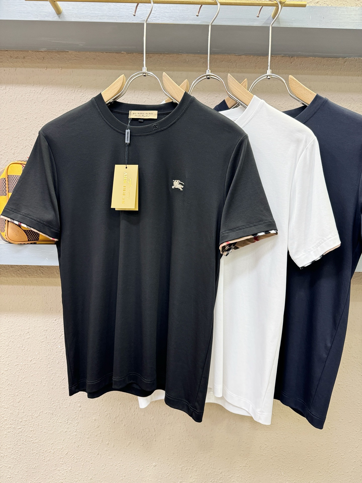 BURBERRY巴宝莉 顶级品质 2026新品短袖！原版定制面料，手感柔软。顶级进口私货，时尚设计潮流短