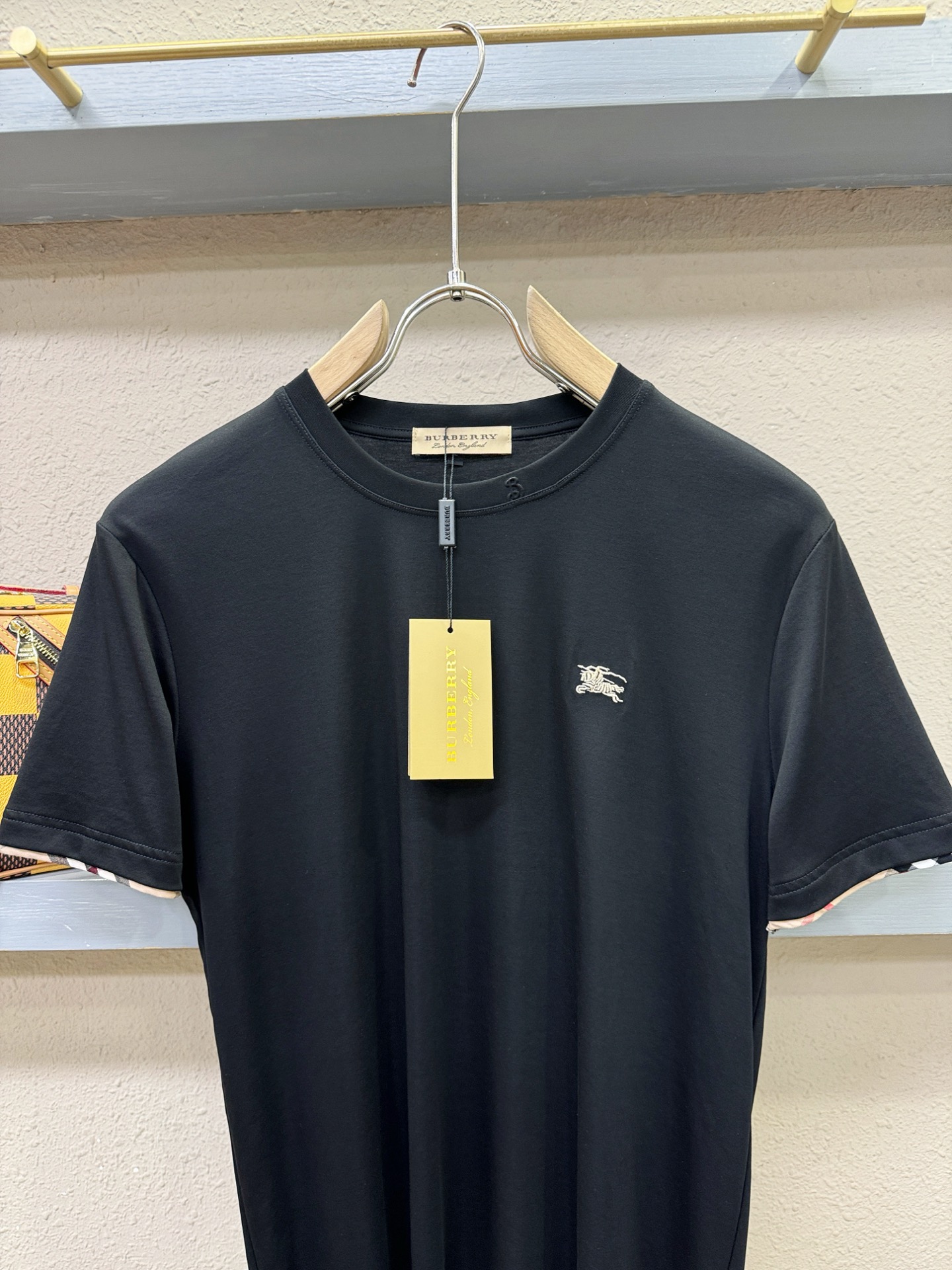 BURBERRY巴宝莉 顶级品质 2026新品短袖！原版定制面料，手感柔软。顶级进口私货，时尚设计潮流短