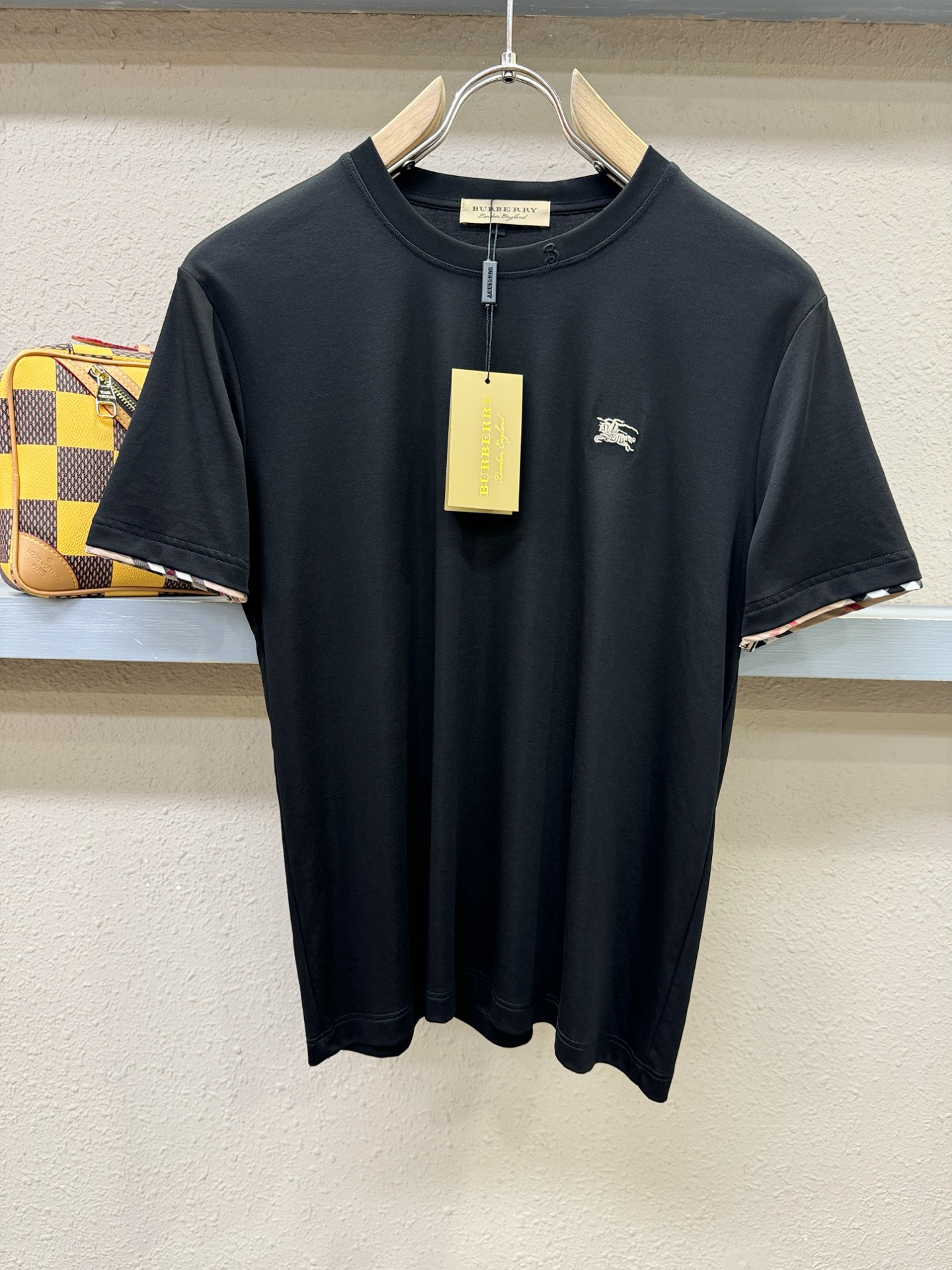 BURBERRY巴宝莉 顶级品质 2026新品短袖！原版定制面料，手感柔软。顶级进口私货，时尚设计潮流短