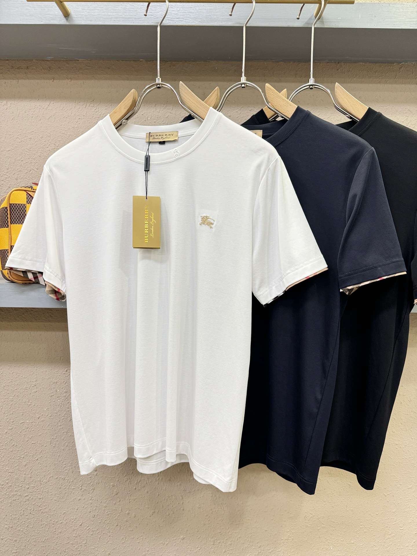 BURBERRY巴宝莉 顶级品质 2026新品短袖！原版定制面料，手感柔软。顶级进口私货，时尚设计潮流短