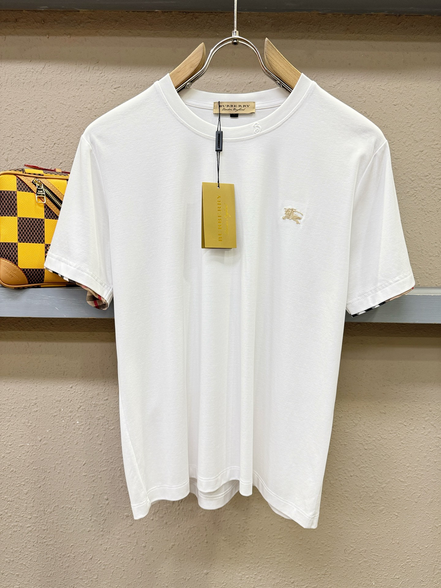 BURBERRY巴宝莉 顶级品质 2026新品短袖！原版定制面料，手感柔软。顶级进口私货，时尚设计潮流短