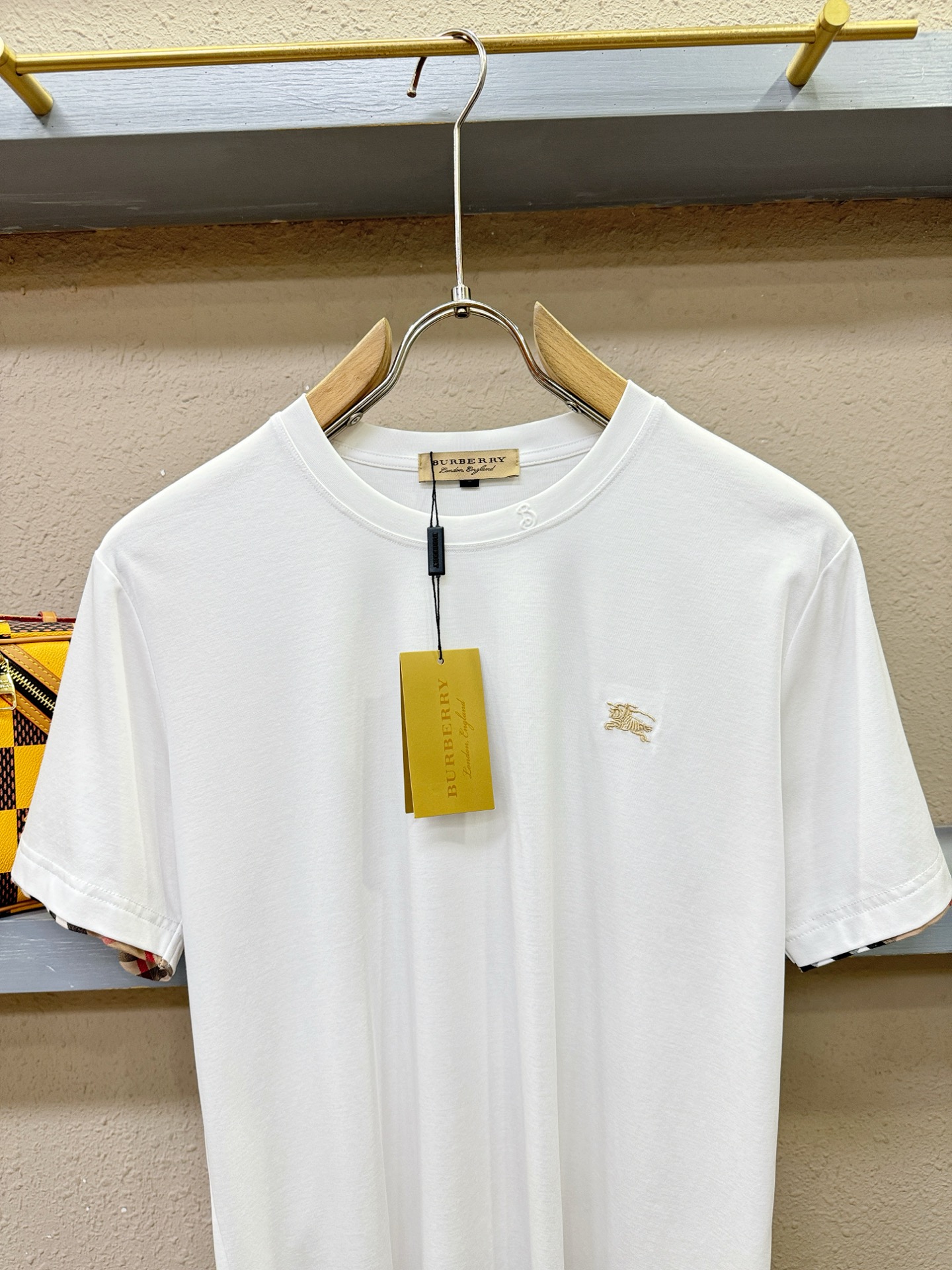 BURBERRY巴宝莉 顶级品质 2026新品短袖！原版定制面料，手感柔软。顶级进口私货，时尚设计潮流短