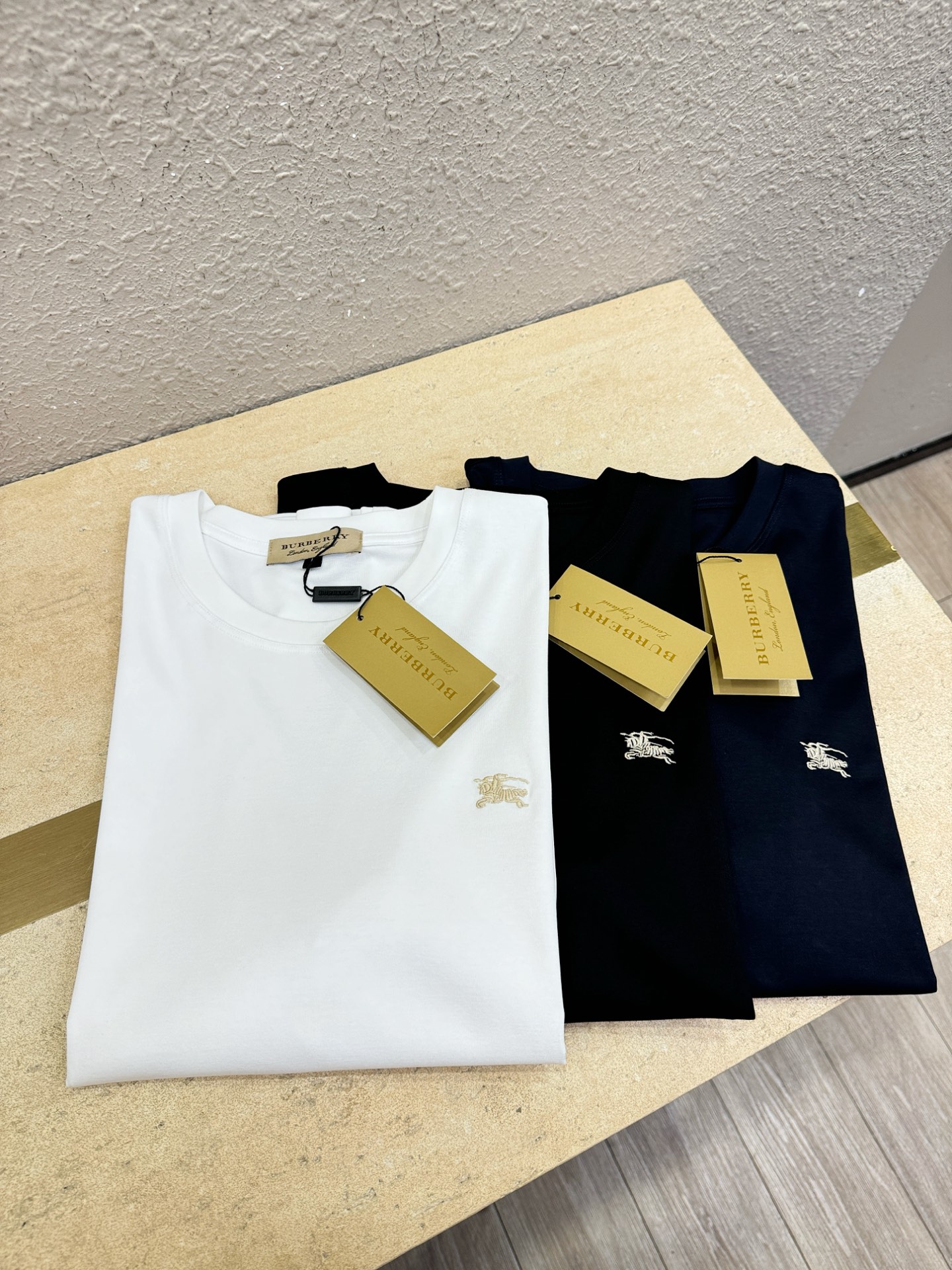 BURBERRY巴宝莉 顶级品质 2026新品短袖！原版定制面料，手感柔软。顶级进口私货，时尚设计潮流短