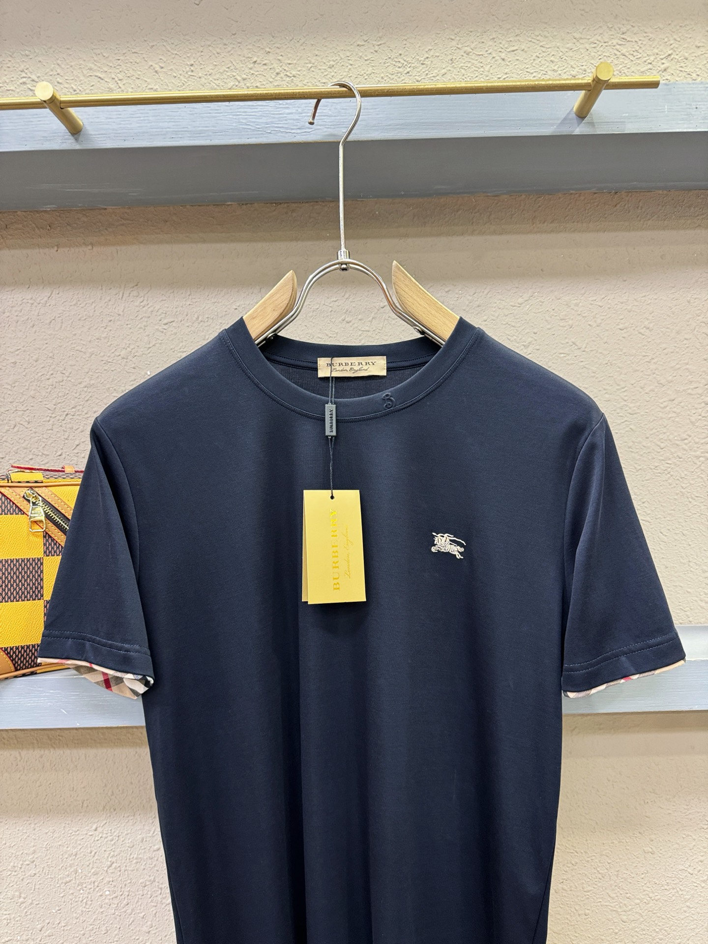 BURBERRY巴宝莉 顶级品质 2026新品短袖！原版定制面料，手感柔软。顶级进口私货，时尚设计潮流短