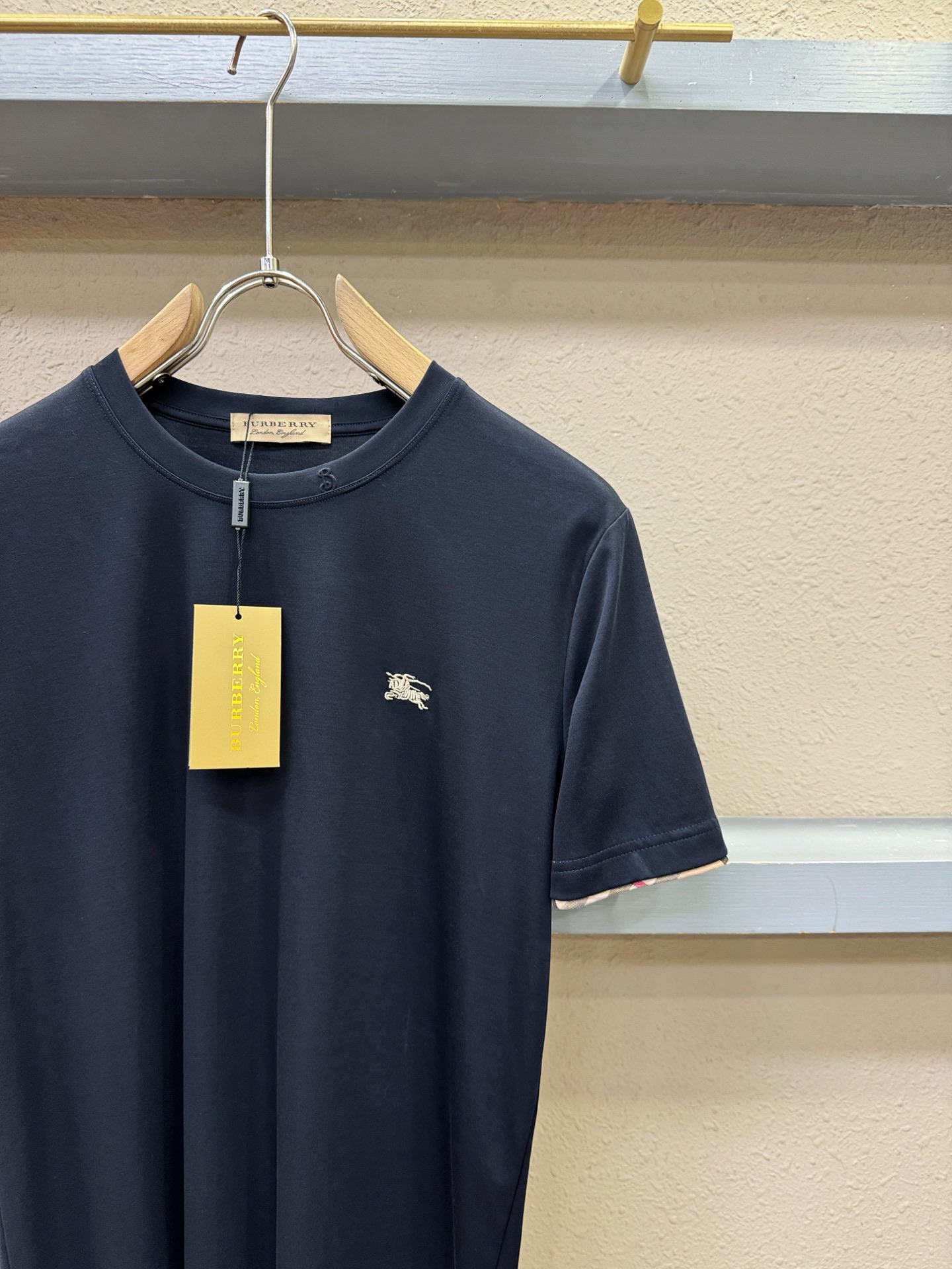 BURBERRY巴宝莉 顶级品质 2026新品短袖！原版定制面料，手感柔软。顶级进口私货，时尚设计潮流短