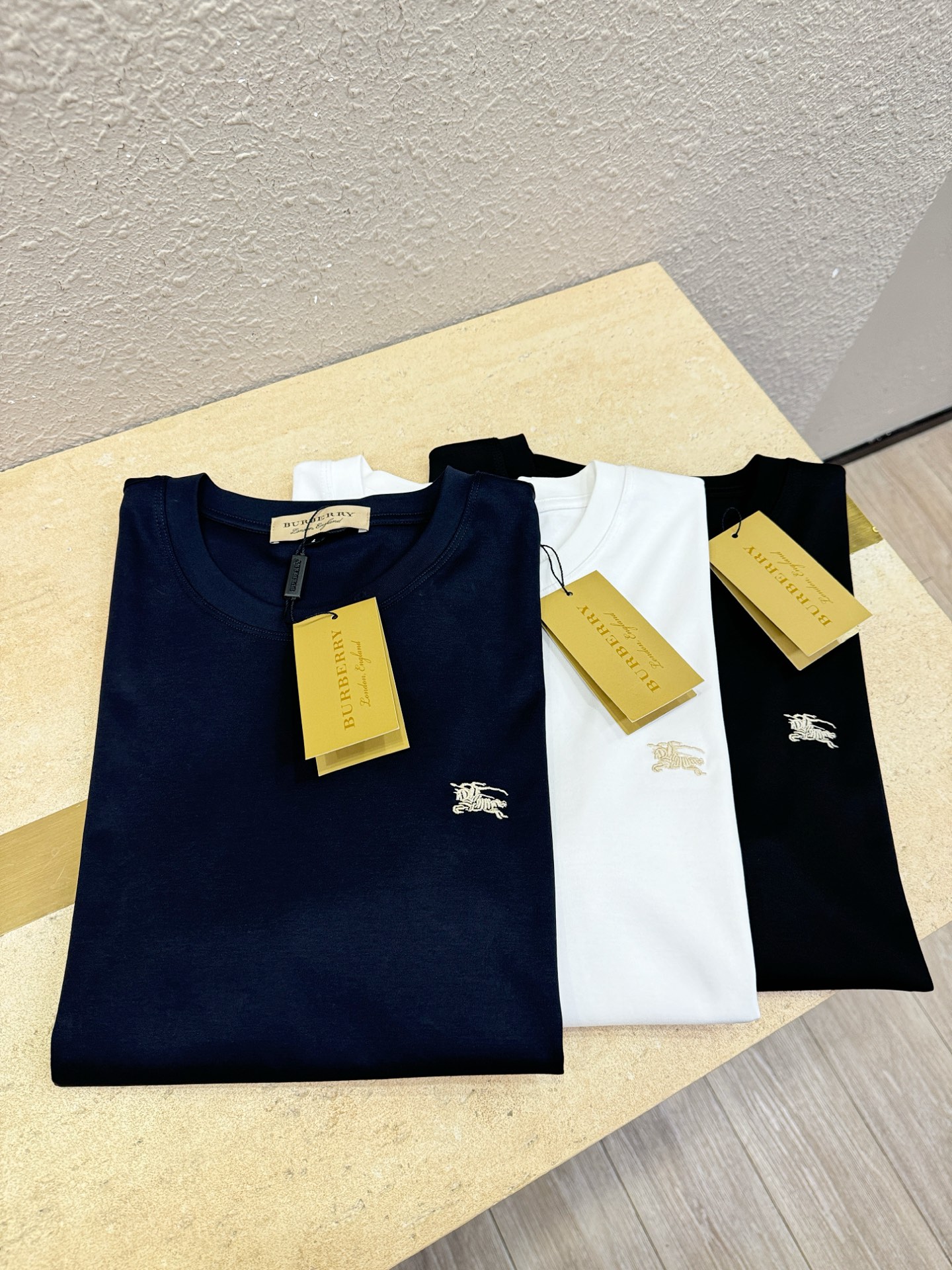 BURBERRY巴宝莉 顶级品质 2026新品短袖！原版定制面料，手感柔软。顶级进口私货，时尚设计潮流短