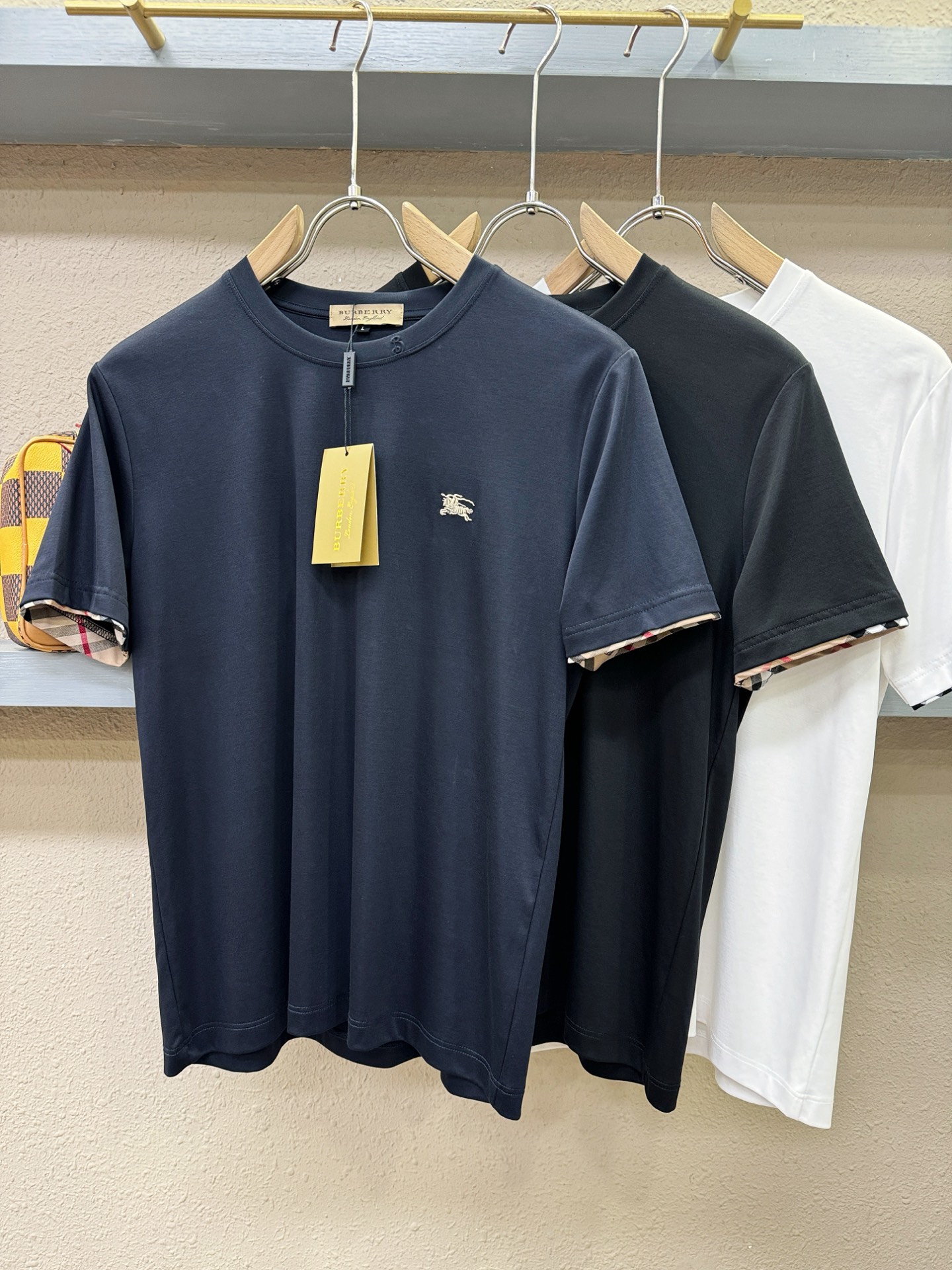 BURBERRY巴宝莉 顶级品质 2026新品短袖！原版定制面料，手感柔软。顶级进口私货，时尚设计潮流短