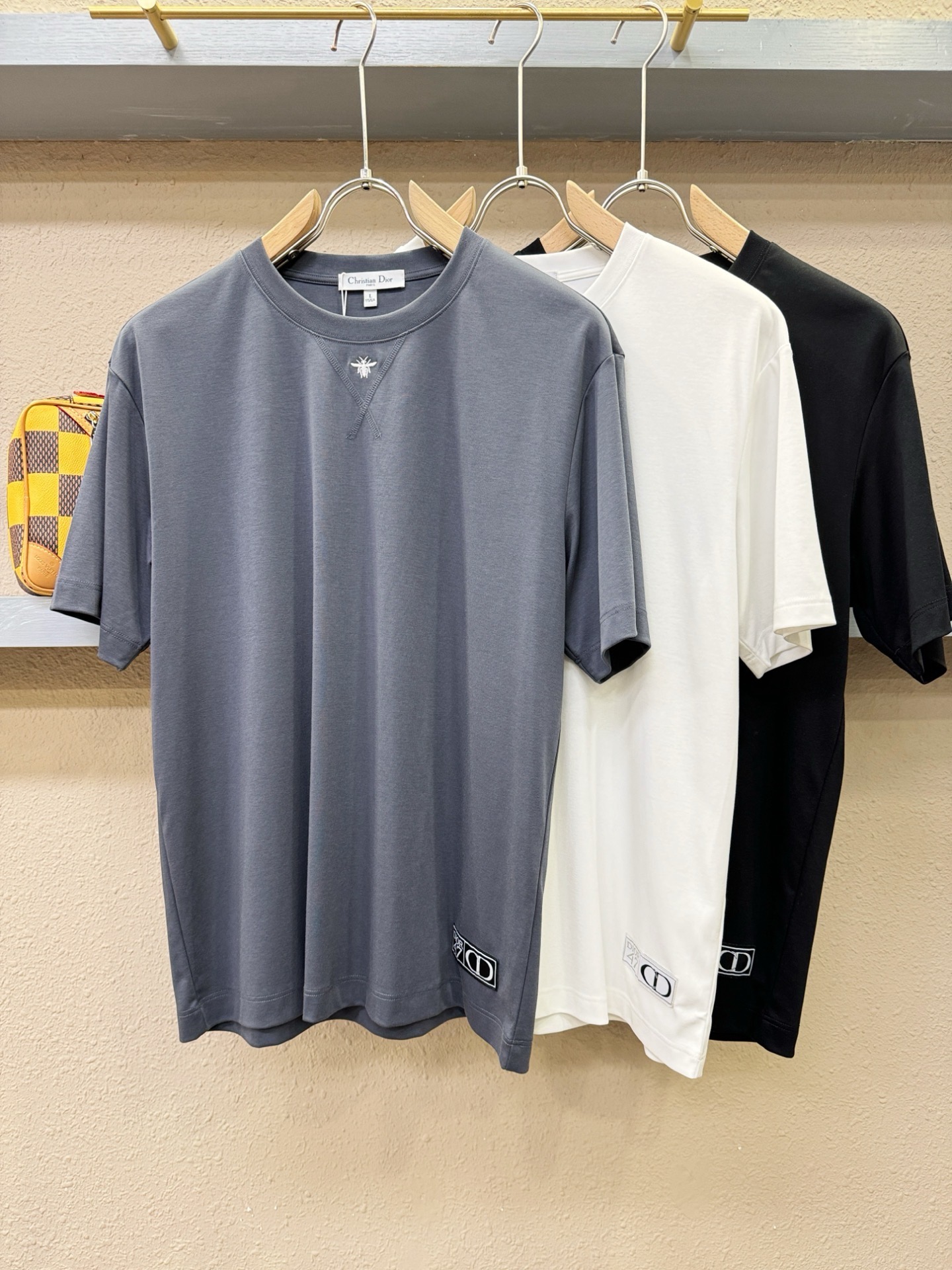 Dior迪奥 顶级品质 2026款新品短袖！精选顶级原版面料，手感柔软。顶级进口私货，时尚设计潮流短袖，
