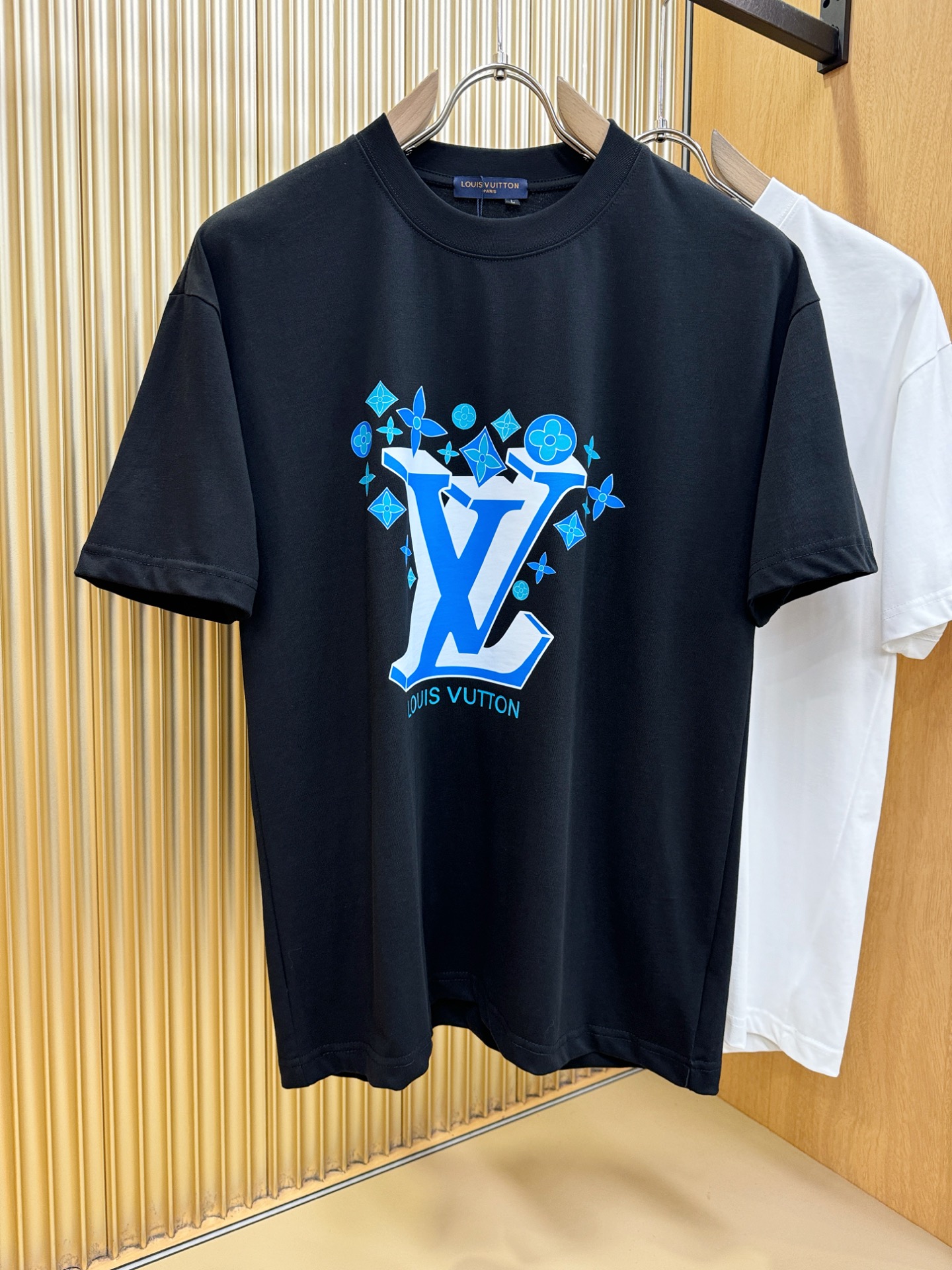 (最大可穿200斤) LV路易威登 2026新款短袖T恤！男女同款！走秀图案时尚休闲短袖T恤衫！设计lo
