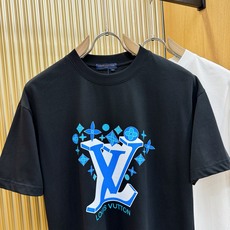 (最大可穿200斤) LV路易威登 2026新款短袖T恤!男女同款!走秀图案时尚休闲短袖T恤衫!设计lo (最大可穿200斤) LV路易威登 2026新款短袖T恤!男女同款!走秀图案时尚休闲短袖T恤衫!设计lo