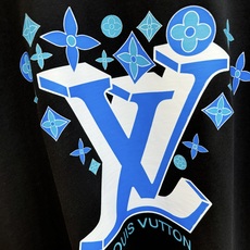 (最大可穿200斤) LV路易威登 2026新款短袖T恤!男女同款!走秀图案时尚休闲短袖T恤衫!设计lo (最大可穿200斤) LV路易威登 2026新款短袖T恤!男女同款!走秀图案时尚休闲短袖T恤衫!设计lo