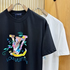 (最大可穿200斤) LV路易威登 2026新款短袖T恤!男女同款!走秀图案时尚休闲短袖T恤衫!设计lo (最大可穿200斤) LV路易威登 2026新款短袖T恤!男女同款!走秀图案时尚休闲短袖T恤衫!设计lo