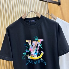 (最大可穿200斤) LV路易威登 2026新款短袖T恤!男女同款!走秀图案时尚休闲短袖T恤衫!设计lo (最大可穿200斤) LV路易威登 2026新款短袖T恤!男女同款!走秀图案时尚休闲短袖T恤衫!设计lo