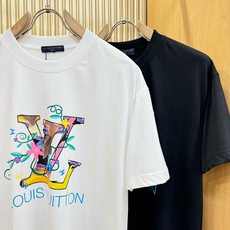 (最大可穿200斤) LV路易威登 2026新款短袖T恤!男女同款!走秀图案时尚休闲短袖T恤衫!设计lo (最大可穿200斤) LV路易威登 2026新款短袖T恤!男女同款!走秀图案时尚休闲短袖T恤衫!设计lo