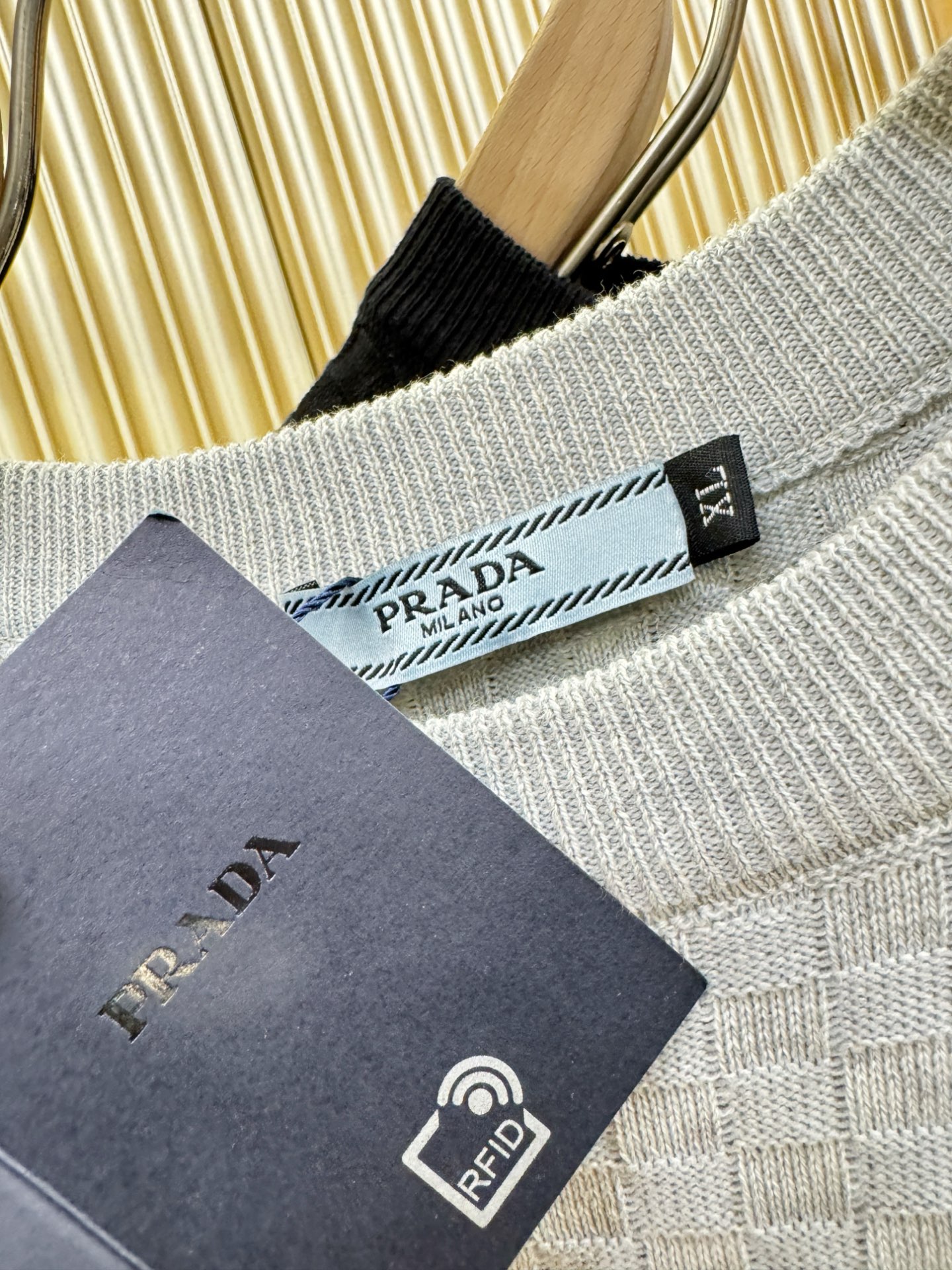 PRADA 普拉达 2026春夏新品针织短袖，进口针织面料，手感柔软。顶级进口私货，时尚设计潮流短袖针织