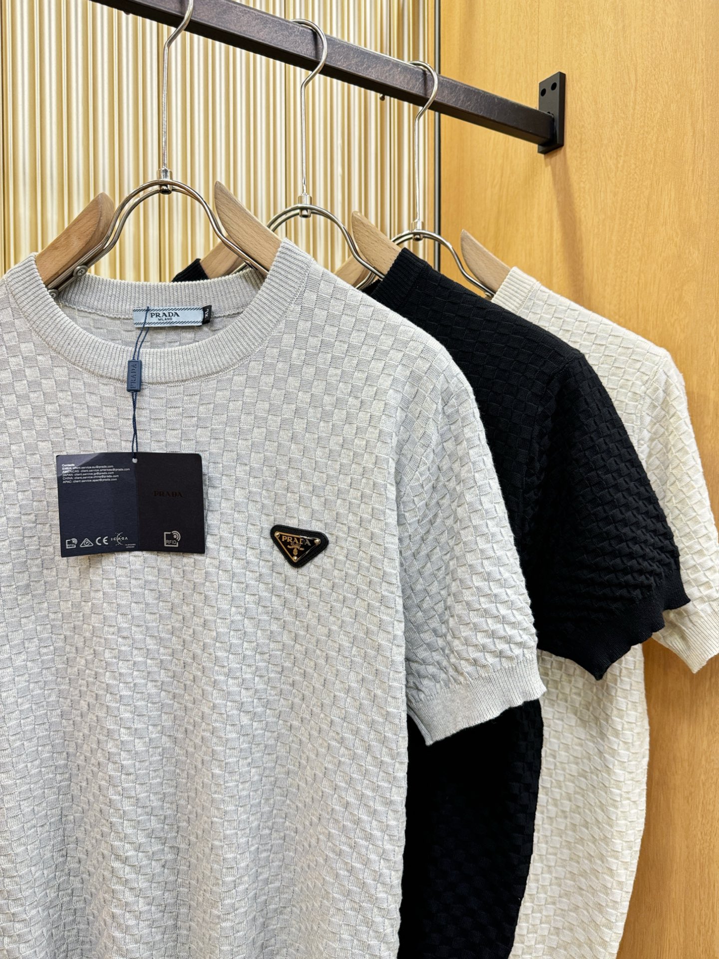 PRADA 普拉达 2026春夏新品针织短袖，进口针织面料，手感柔软。顶级进口私货，时尚设计潮流短袖针织