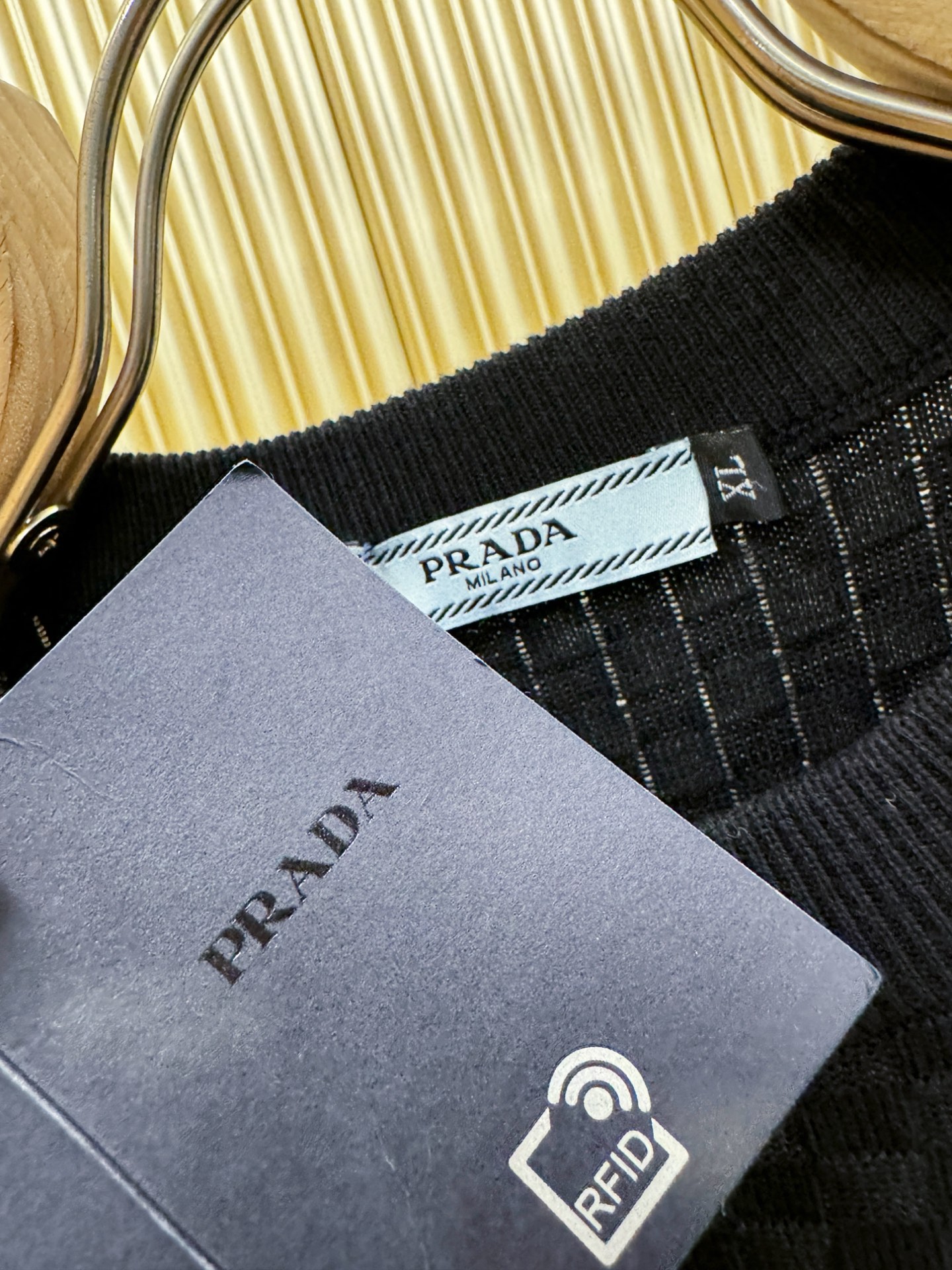 PRADA 普拉达 2026春夏新品针织短袖，进口针织面料，手感柔软。顶级进口私货，时尚设计潮流短袖针织
