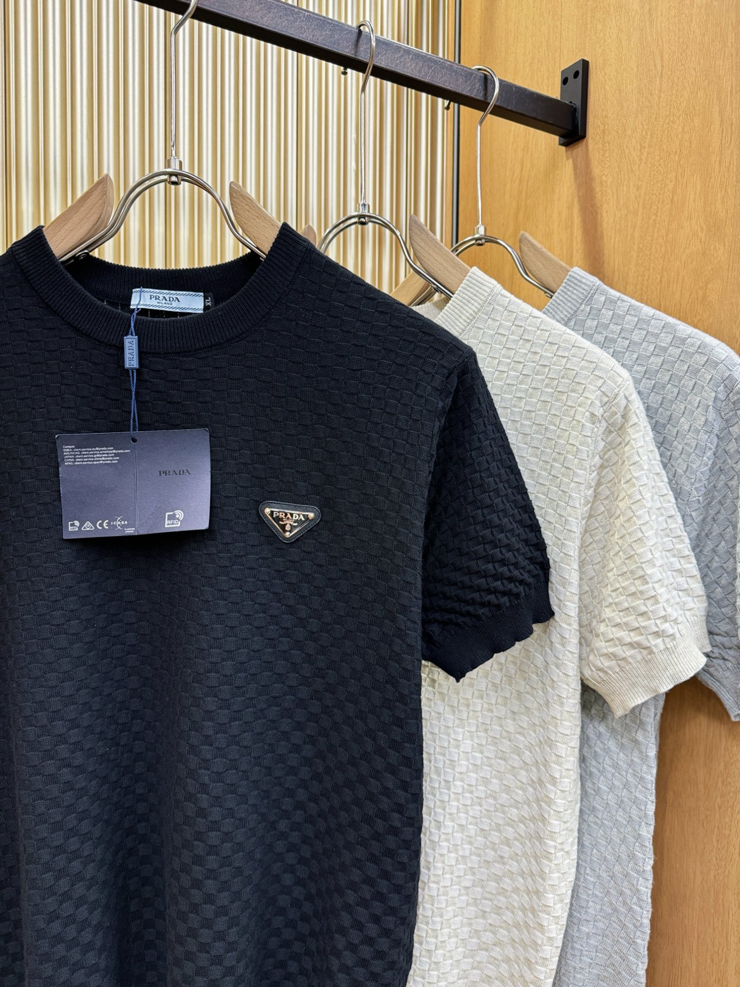 PRADA 普拉达 2026春夏新品针织短袖，进口针织面料，手感柔软。顶级进口私货，时尚设计潮流短袖针织