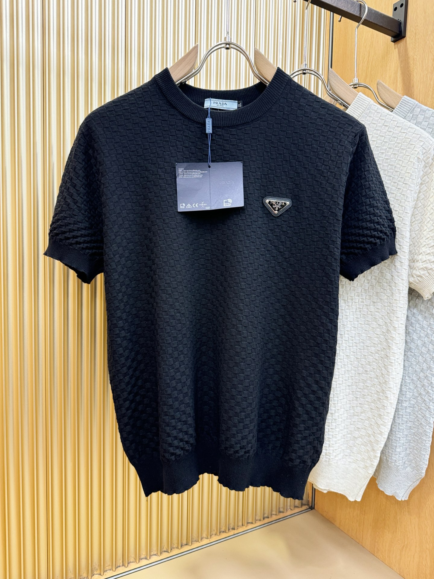 PRADA 普拉达 2026春夏新品针织短袖，进口针织面料，手感柔软。顶级进口私货，时尚设计潮流短袖针织
